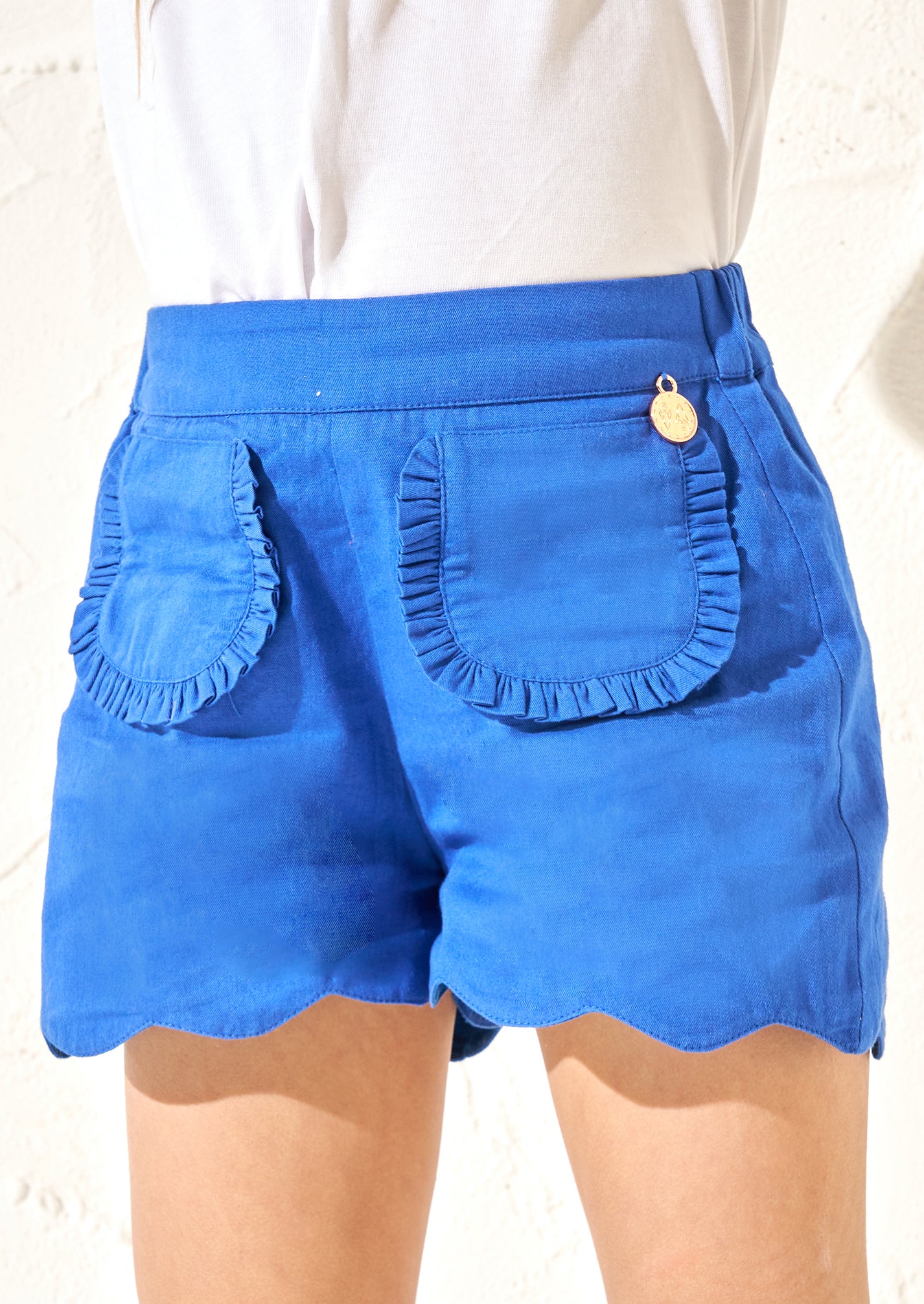 Spitzenbesetzte blaue Shorts mit Muschelsaum