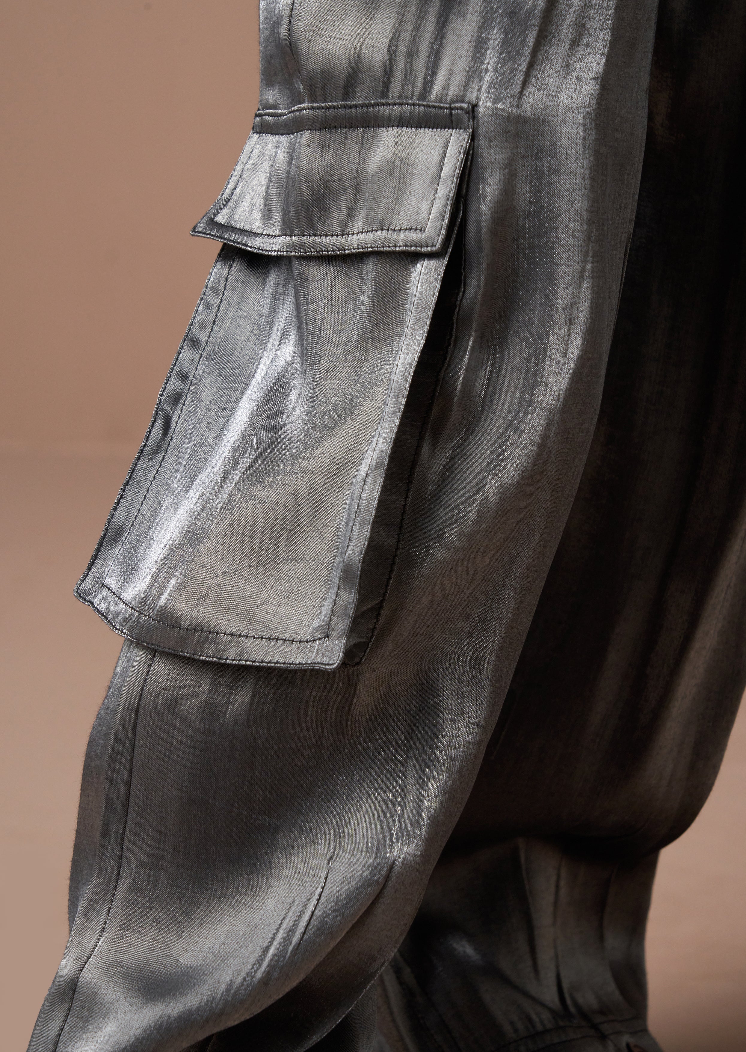 Vivienne Silber Hammerschlag Satin Cargo