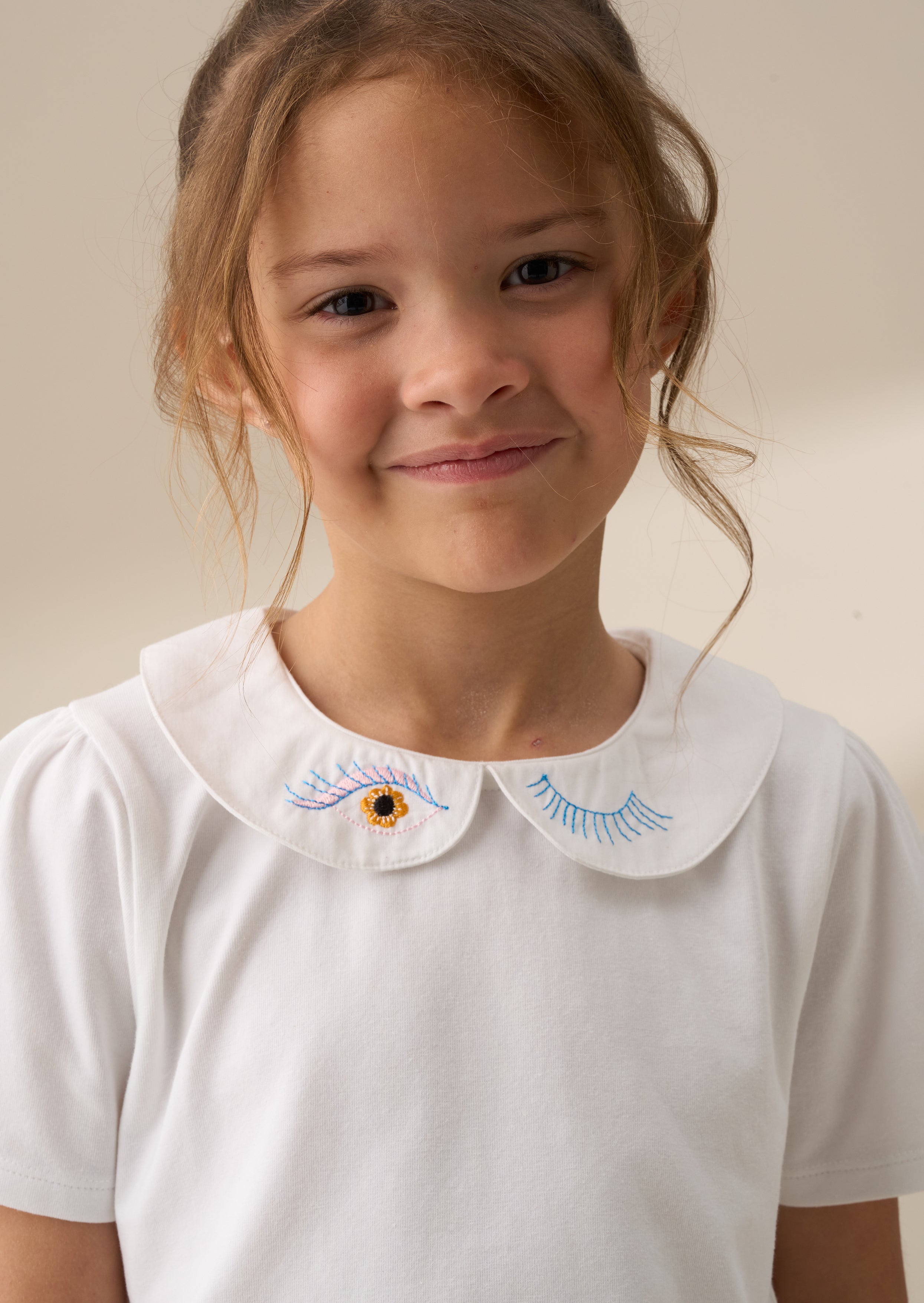 Camiseta Heidi White con Cuello Peter Pan