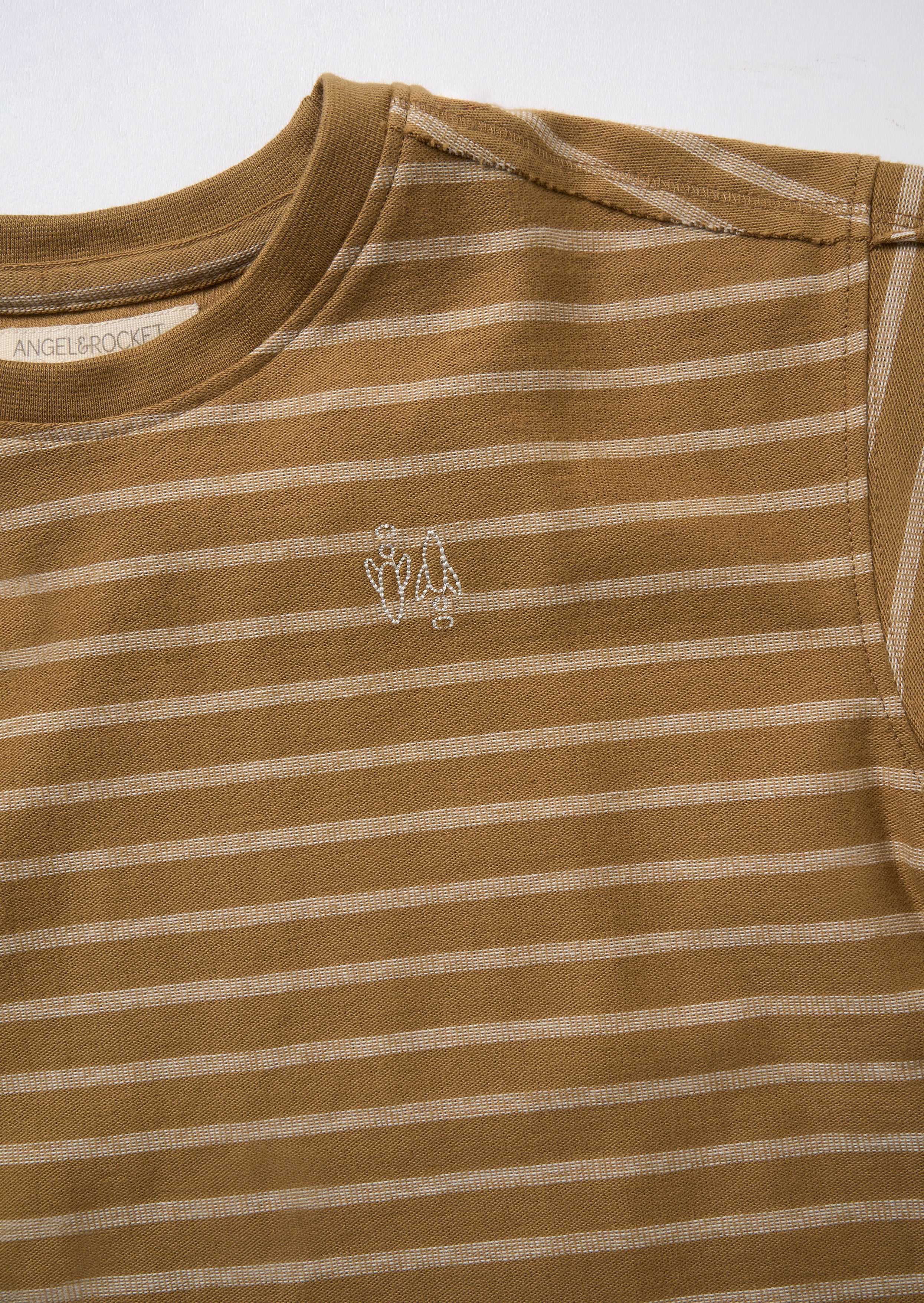 Aschbraunes strukturiertes T-Shirt