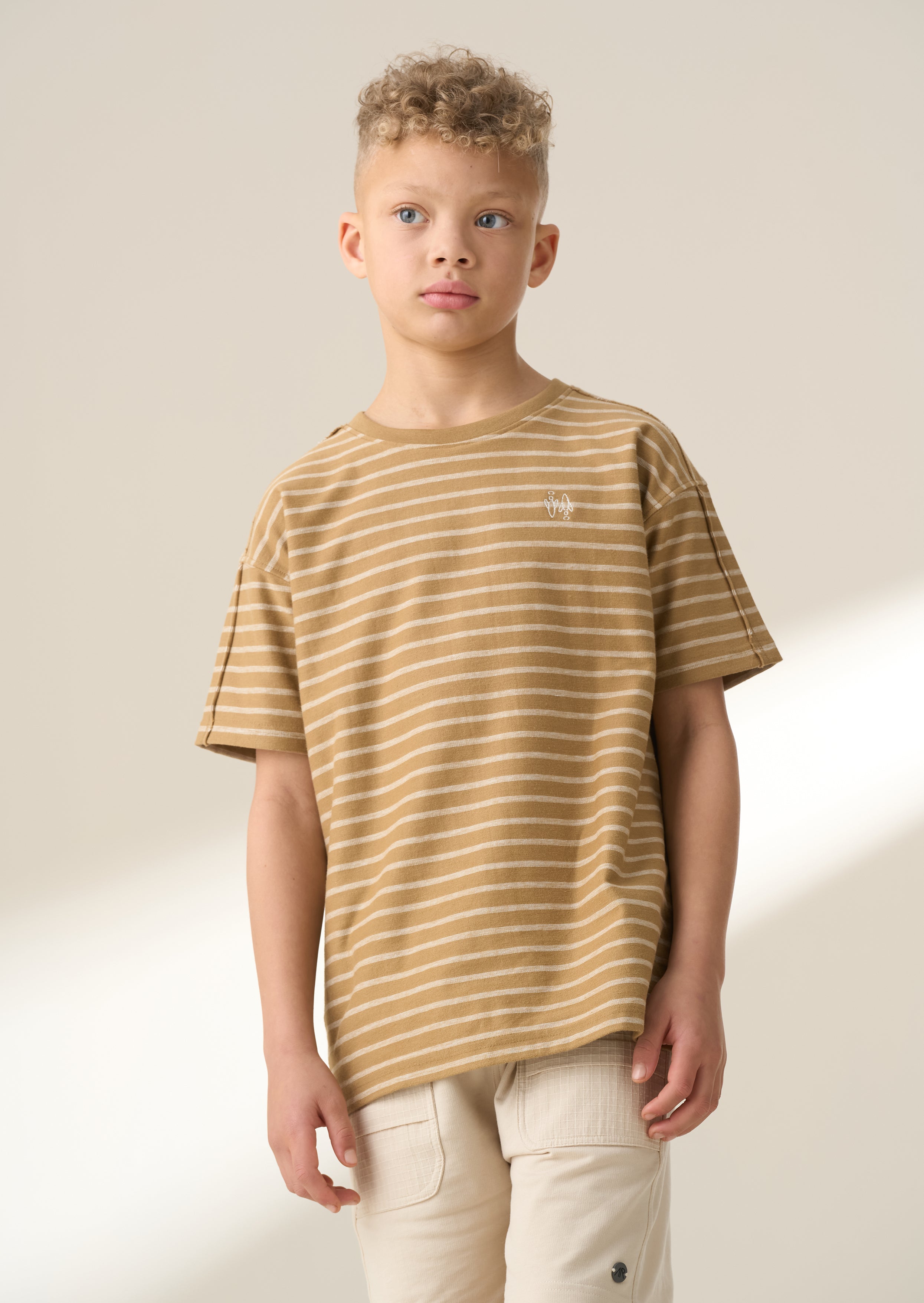 Aschbraunes strukturiertes T-Shirt