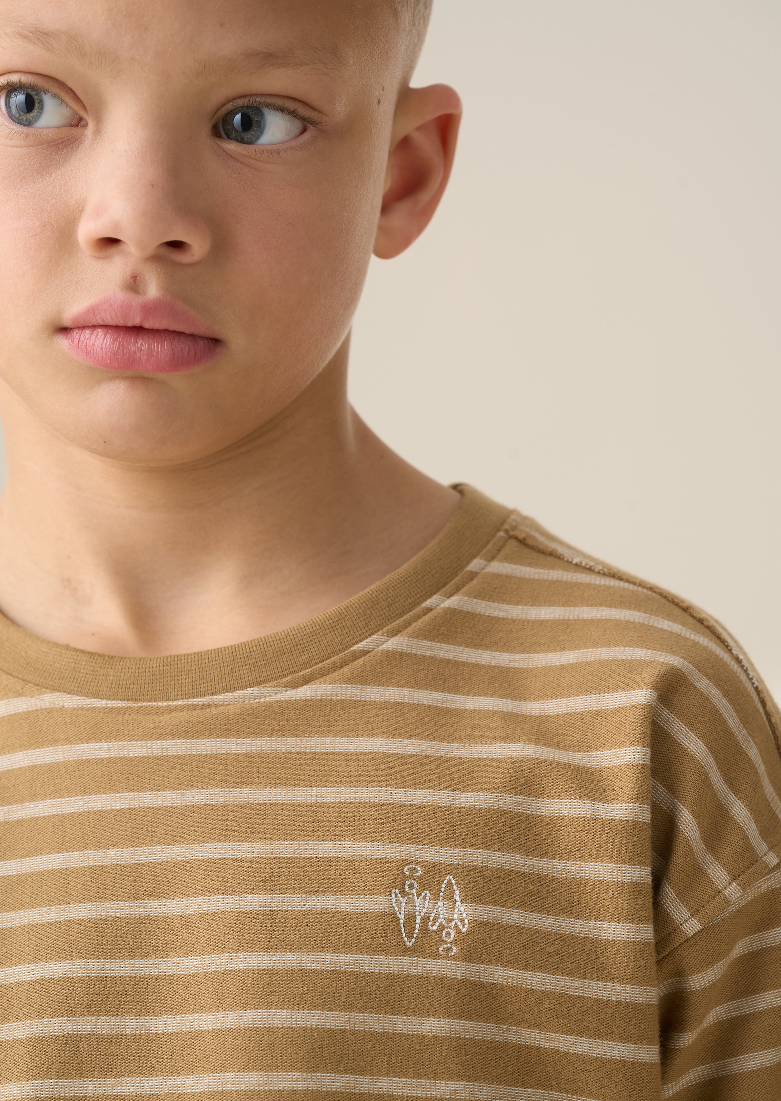Aschbraunes strukturiertes T-Shirt