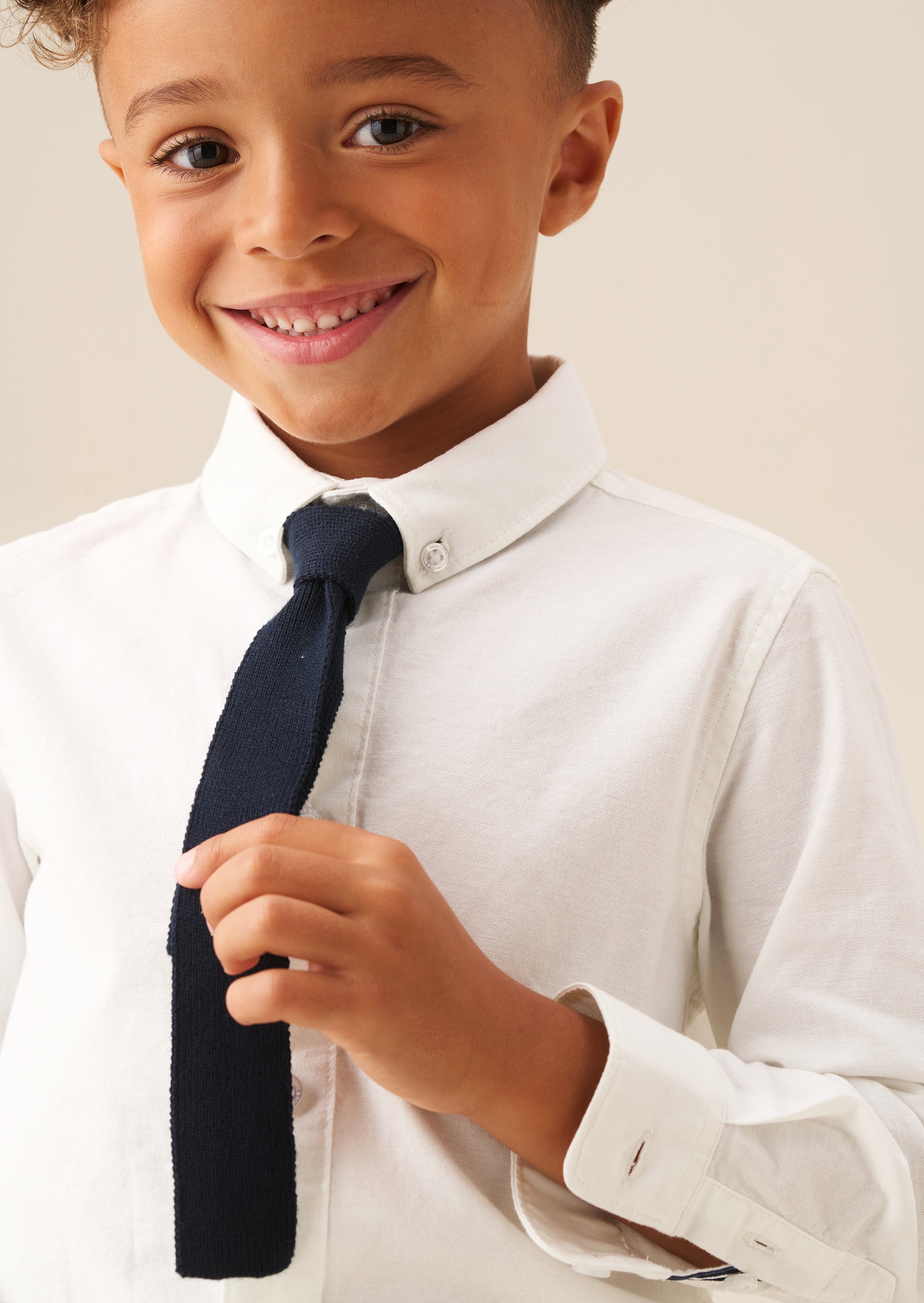 طقم قميص أوكسفورد كلاسيك وربطة عنق أوسكار