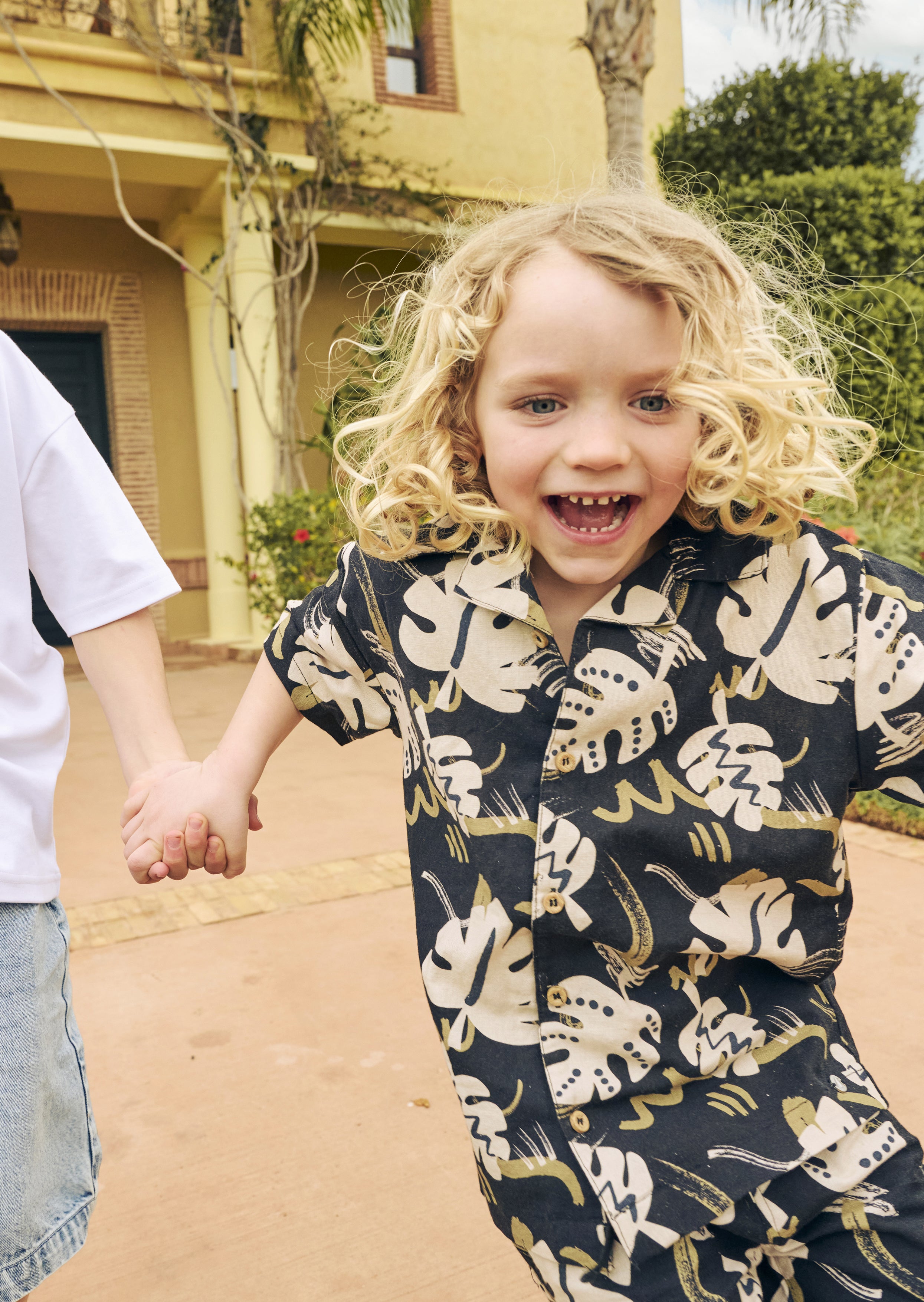 חולצה עם הדפס עלי פין ומרקם