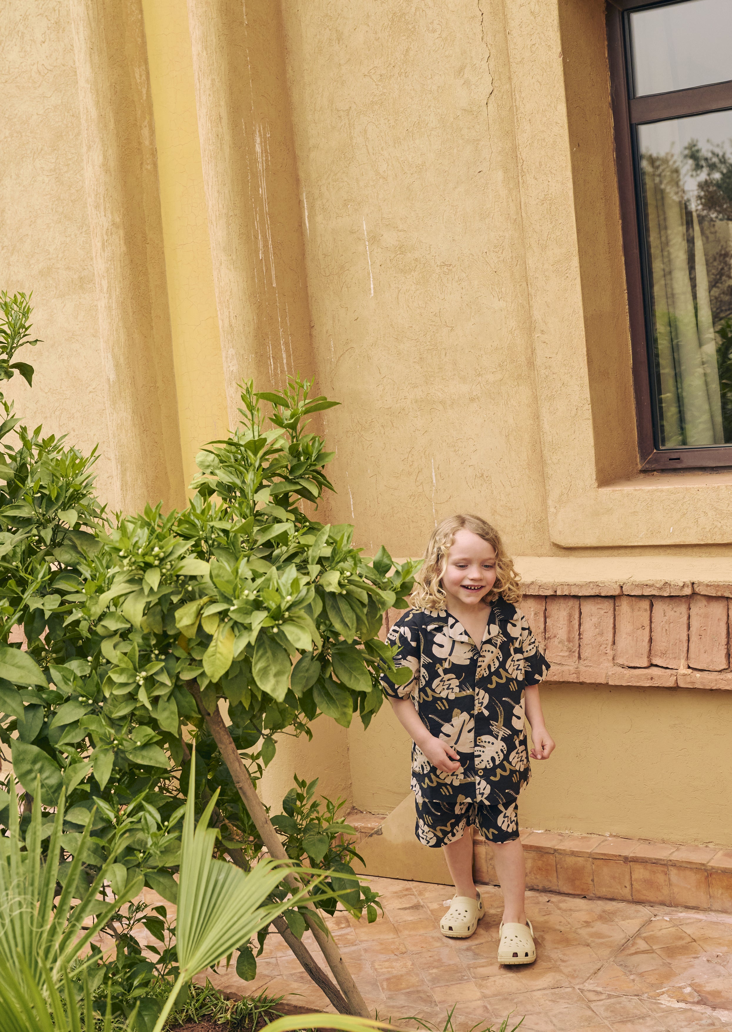 חולצה עם הדפס עלי פין ומרקם