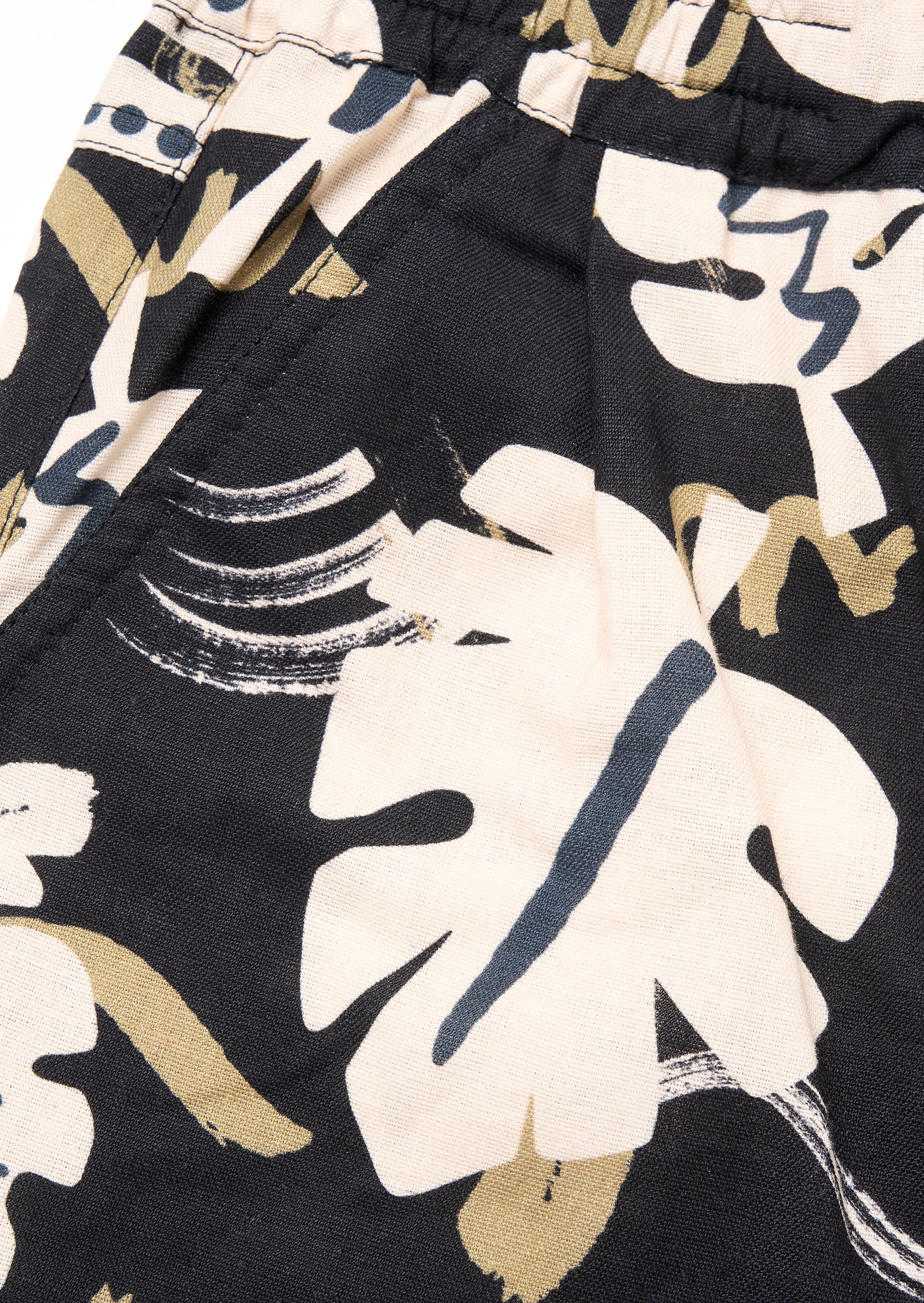 شورت قصير بنقشة أوراق فين الملمس