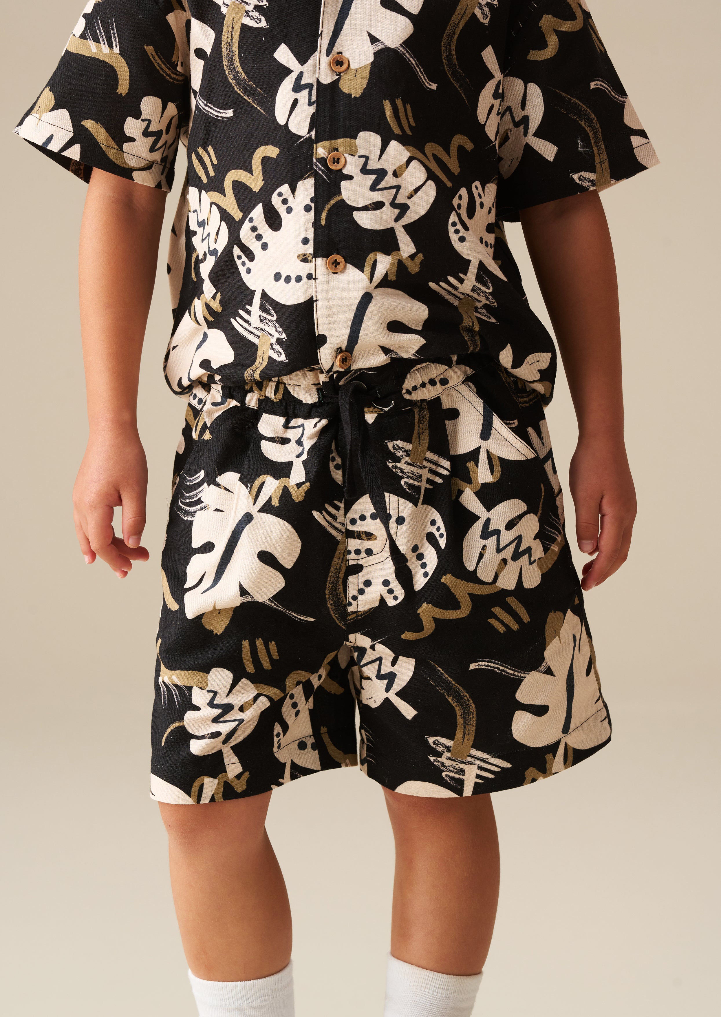 شورت قصير بنقشة أوراق فين الملمس