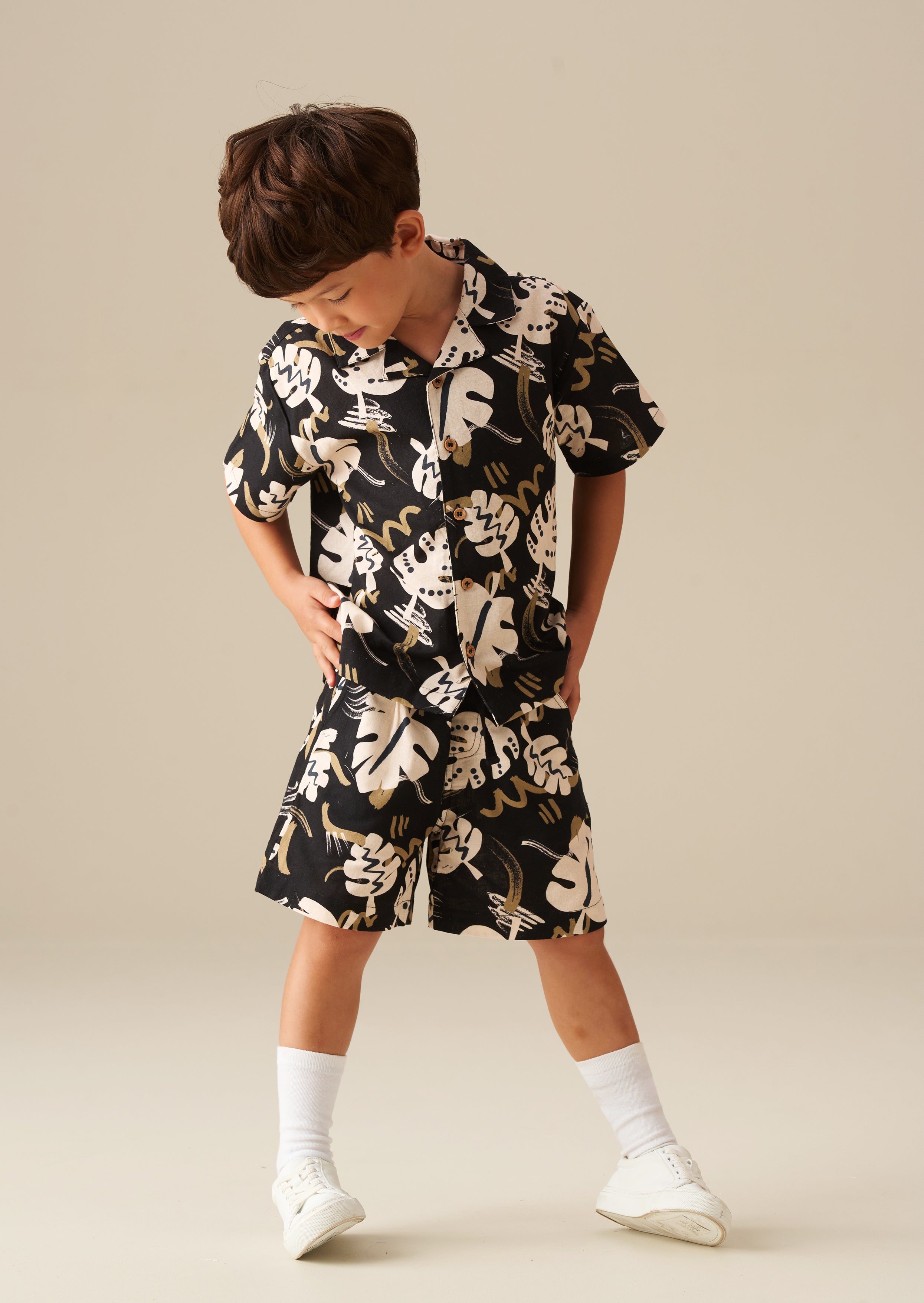 شورت قصير بنقشة أوراق فين الملمس