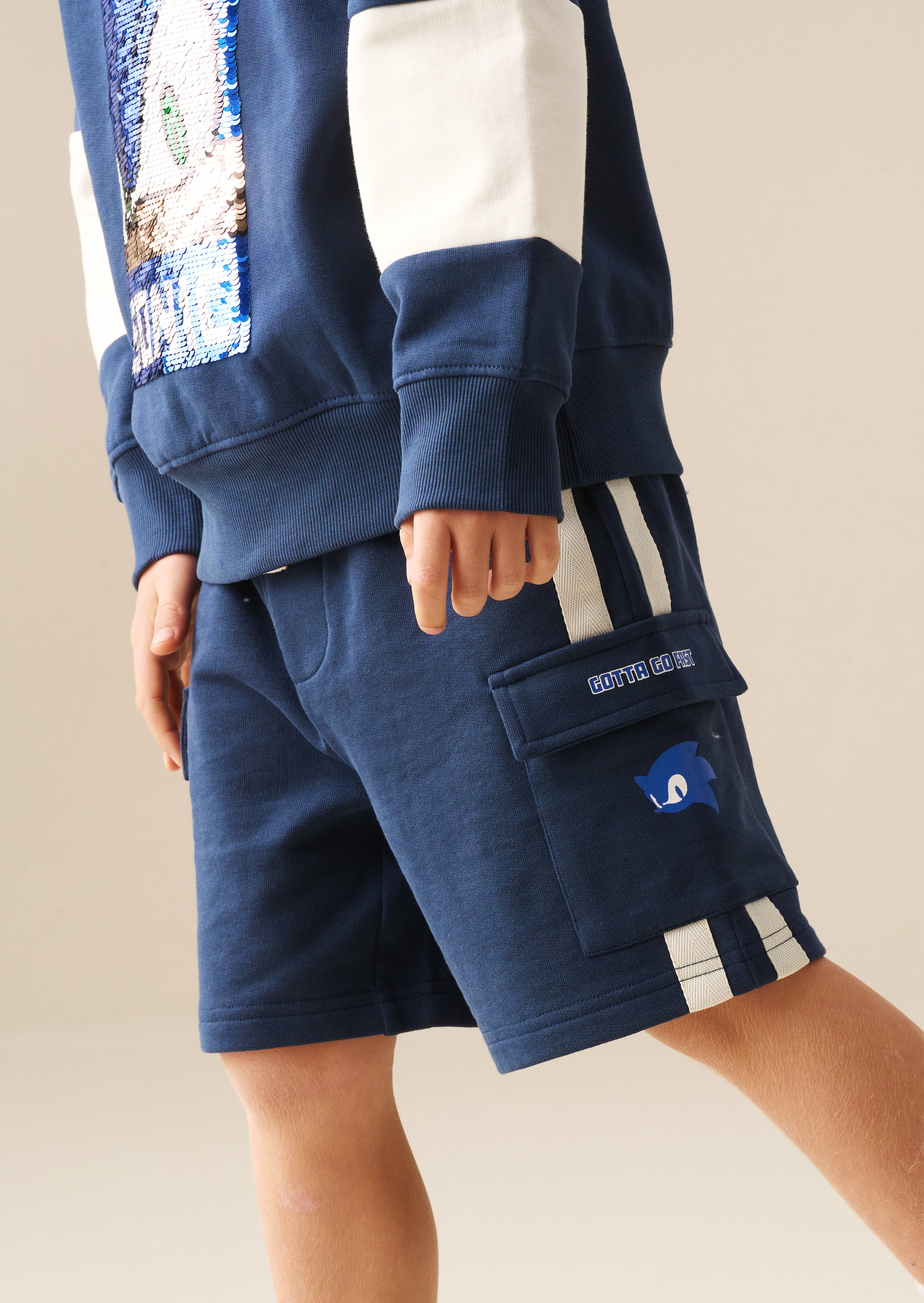 Shorts con franja lateral sonora