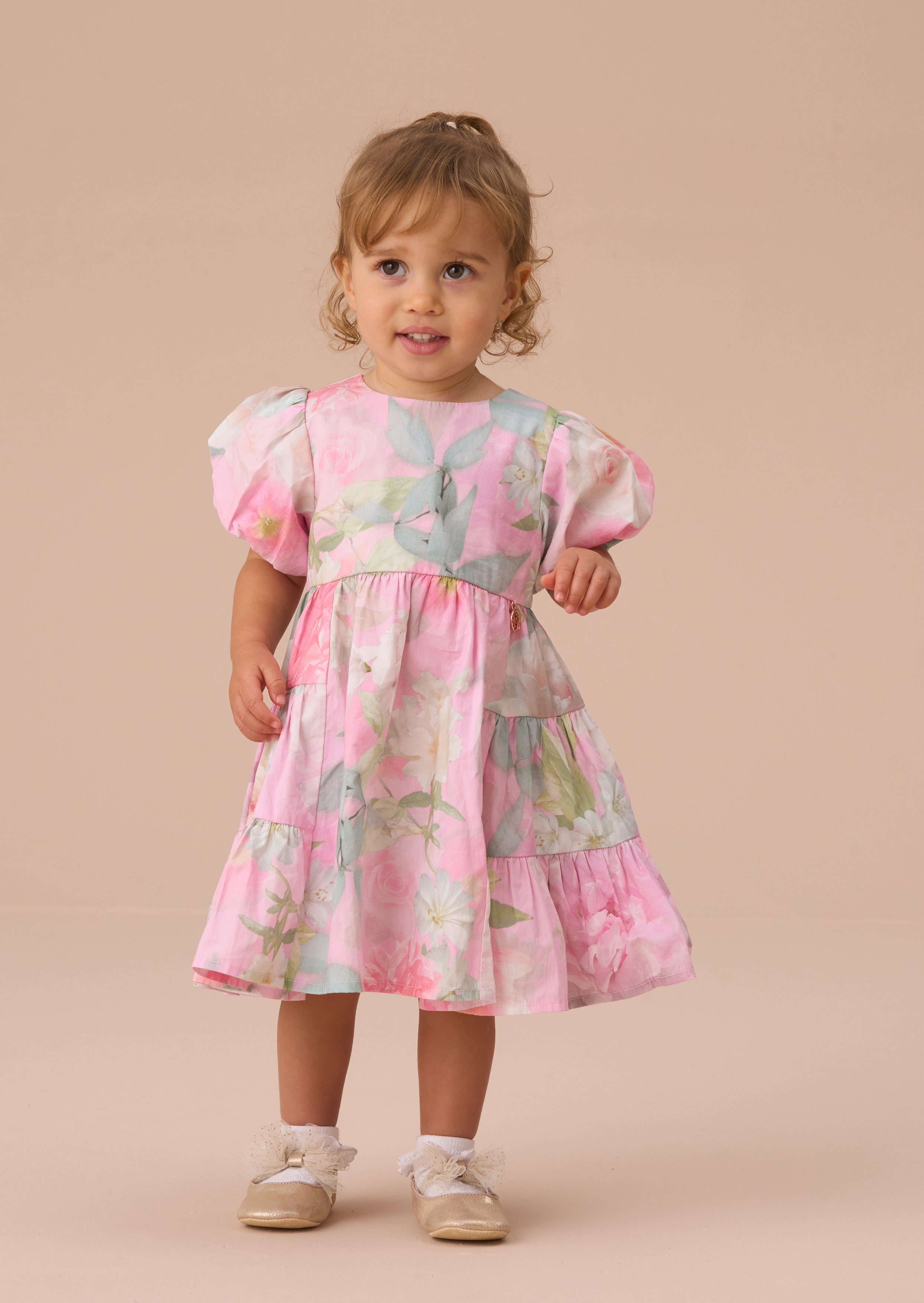 Lilah rosa geblümtes gestuftes Kleid und Bloomer