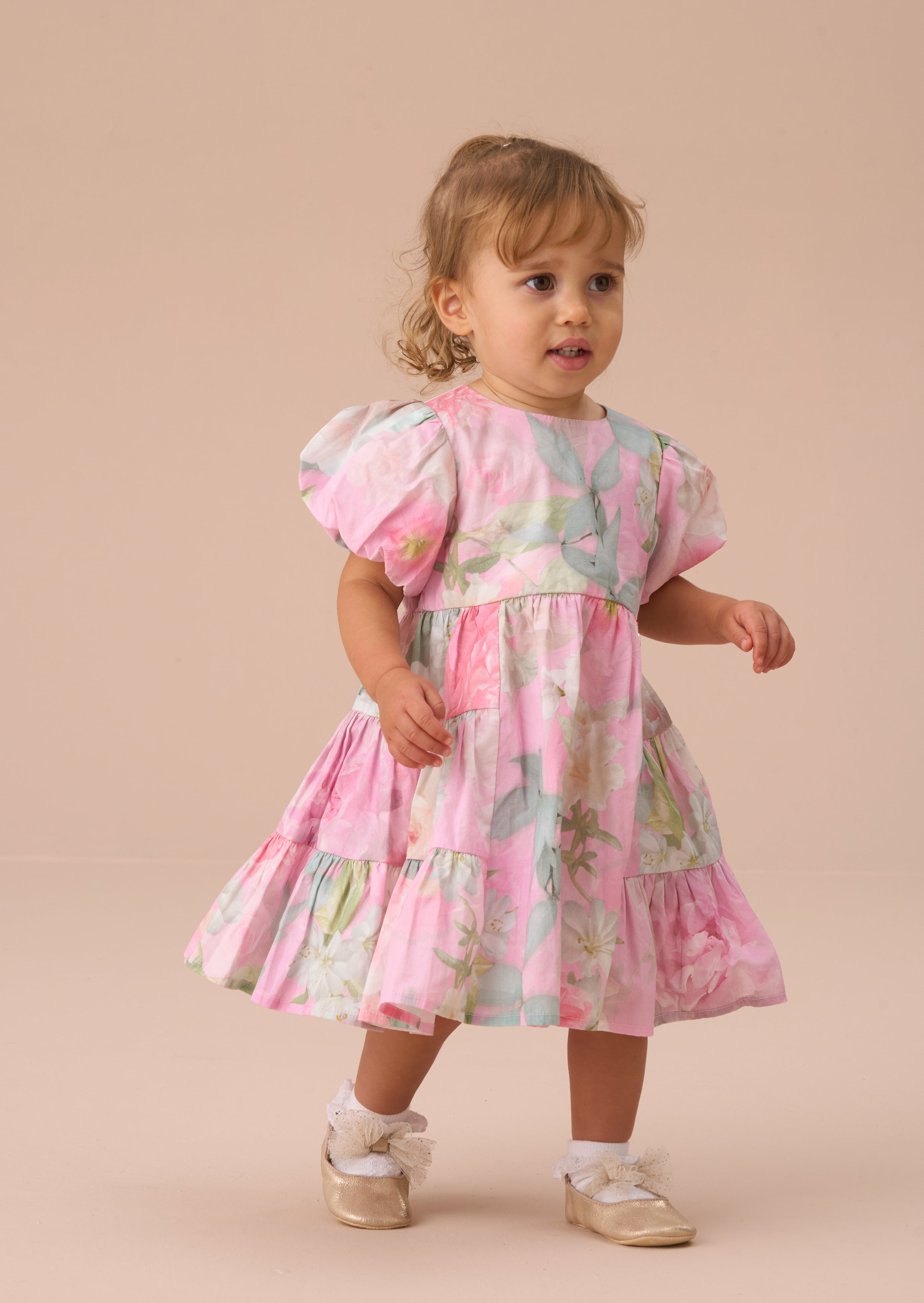 Lilah rosa geblümtes gestuftes Kleid und Bloomer