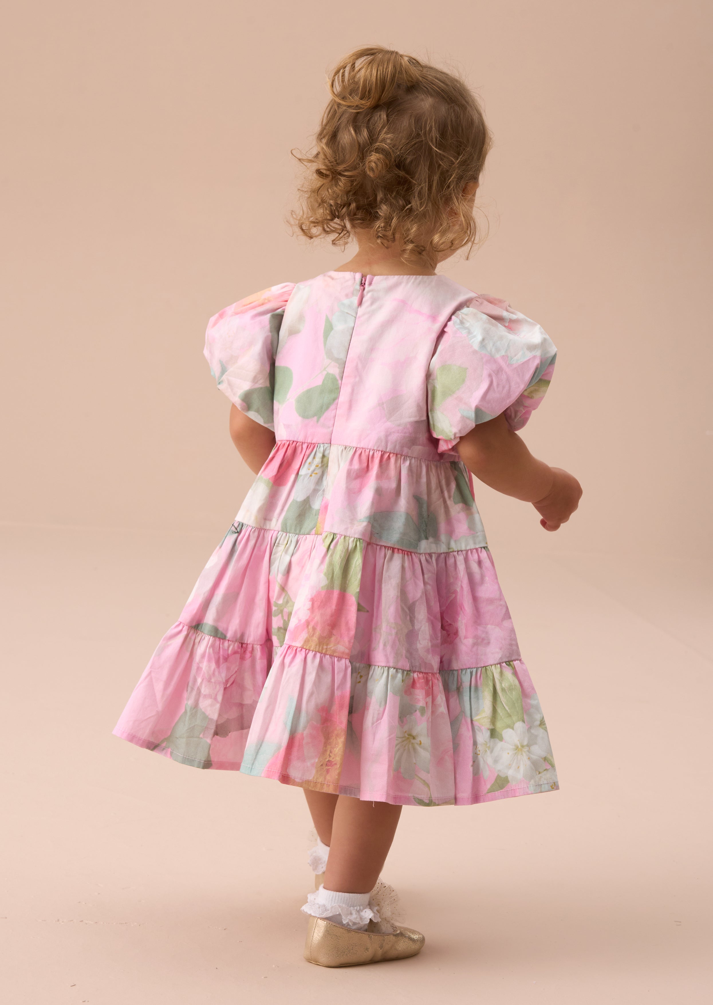 Lilah rosa geblümtes gestuftes Kleid und Bloomer