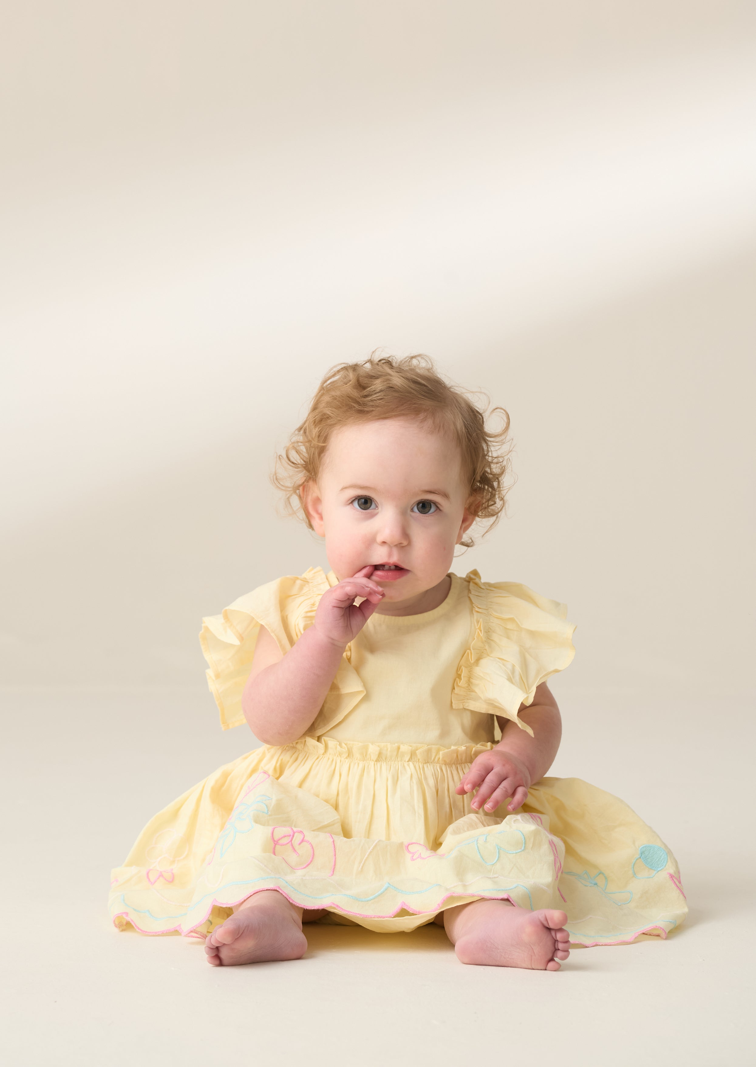 Lina Gelbes Kleid mit Rüschensäumen und Bloomer