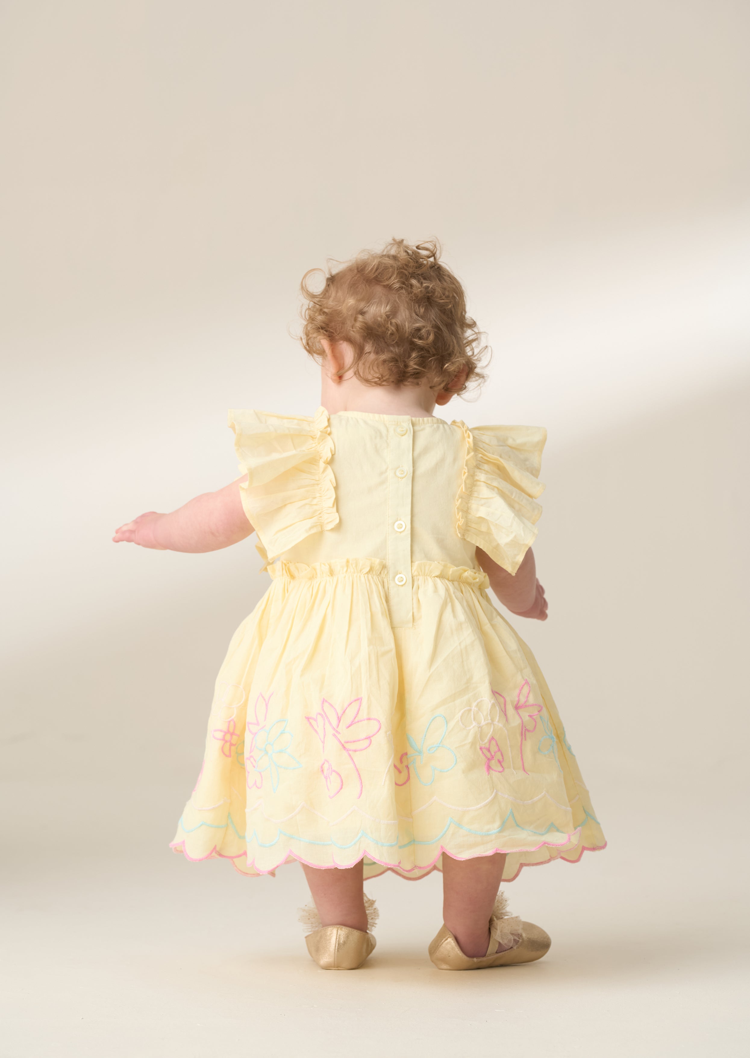 Lina Gelbes Kleid mit Rüschensäumen und Bloomer