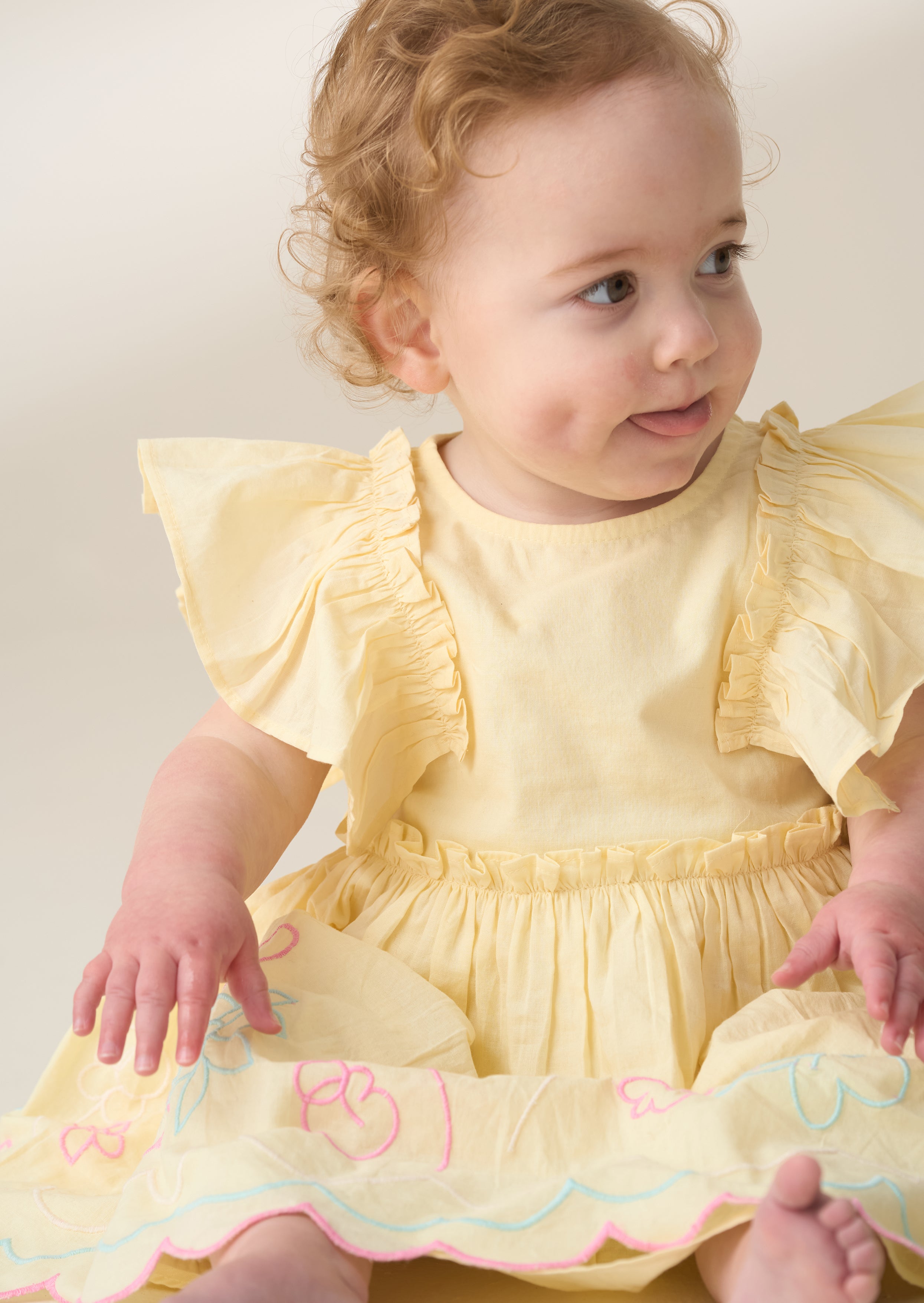 Lina Gelbes Kleid mit Rüschensäumen und Bloomer