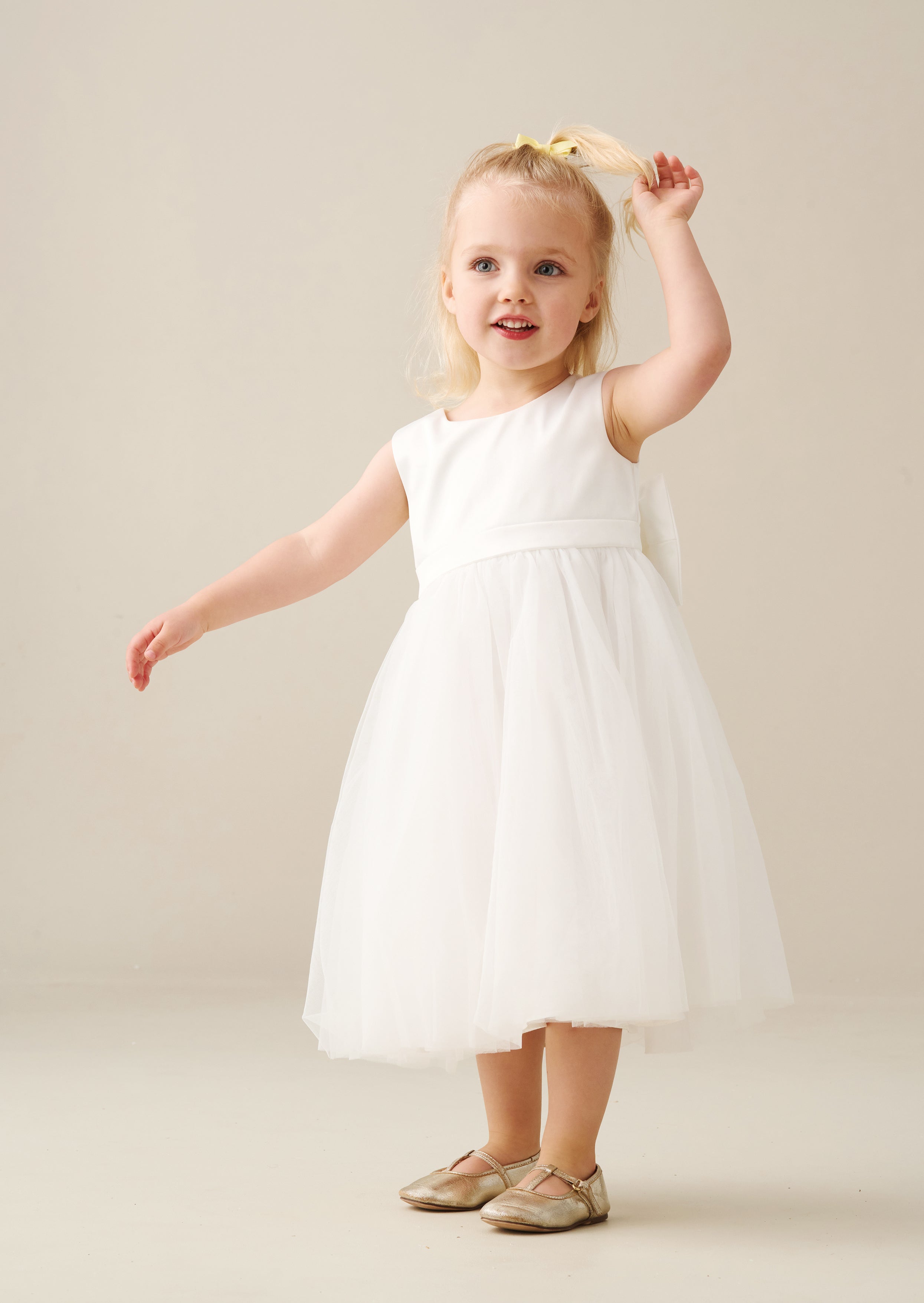 فستان شارلوت ميني باليرينا الأبيض مع فيونكة