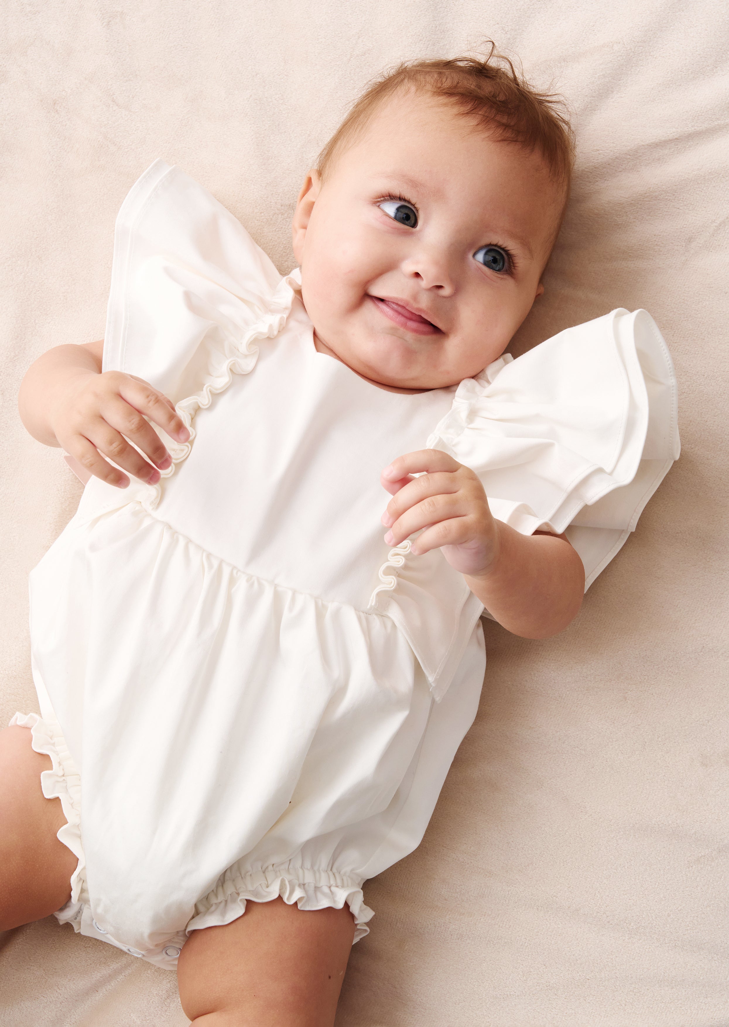 رومبر ليلي وايت بأكمام مزدوجة مكشكشة