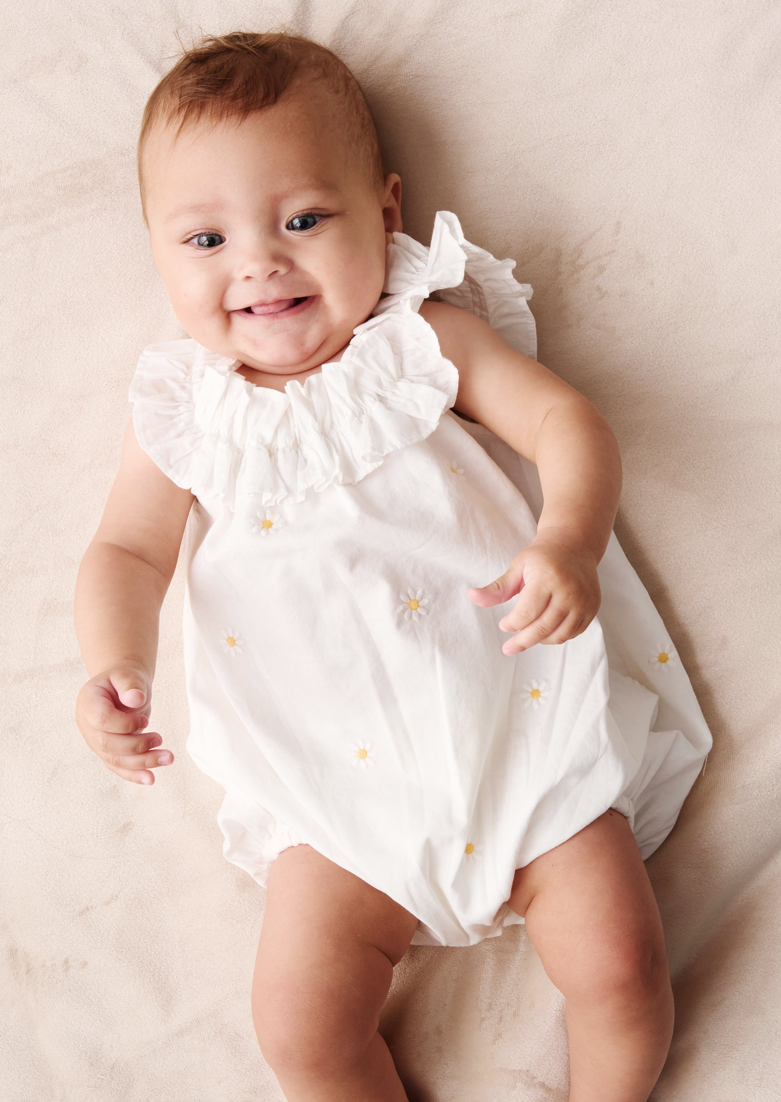 Mila Daisy bestickter Rüschen-Overall