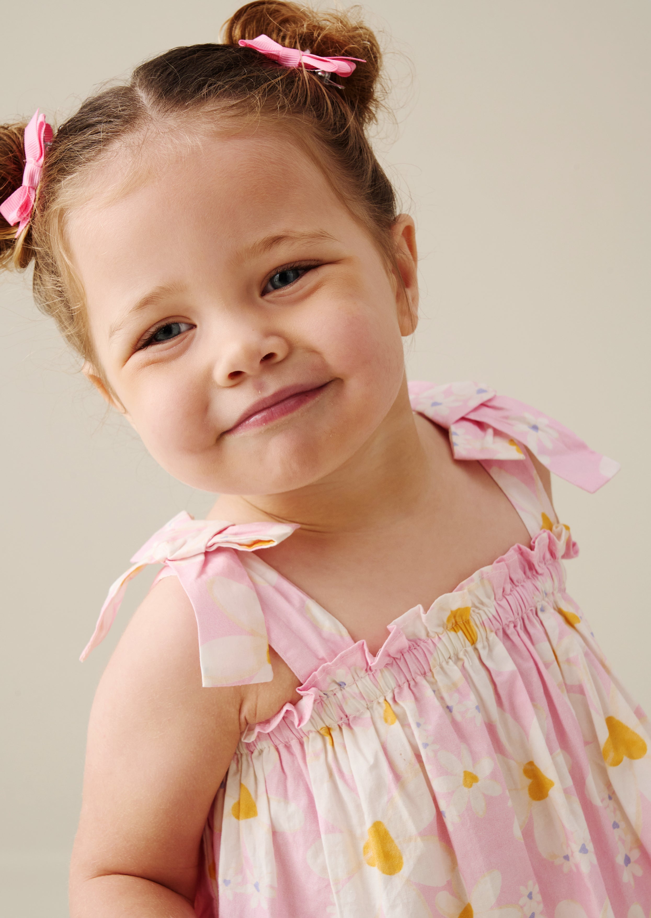 تونيك كتف بطباعة ميني ديزي مع فيونكة وبنطلون قصير