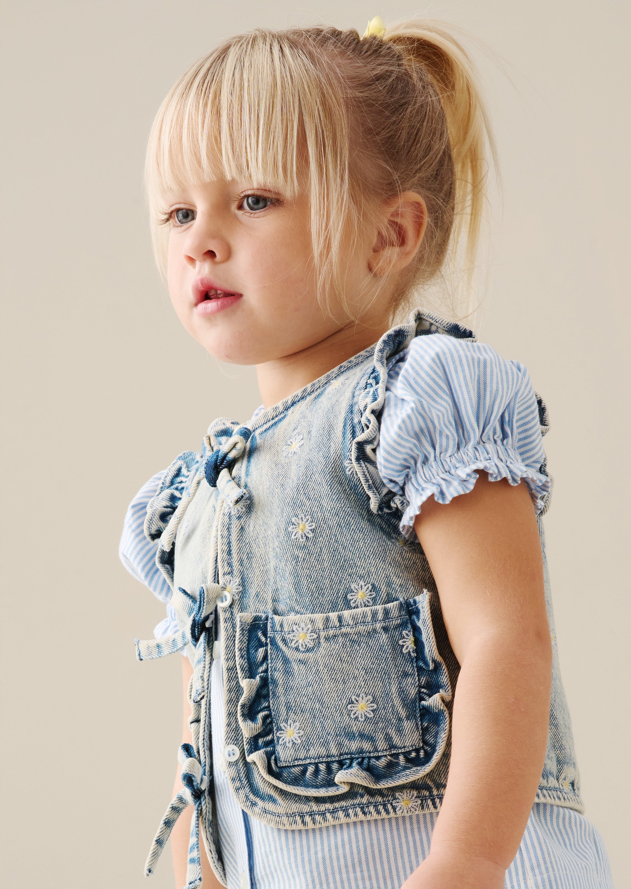 جيليه جينز مطرز بنقشة أقحوان كيكي