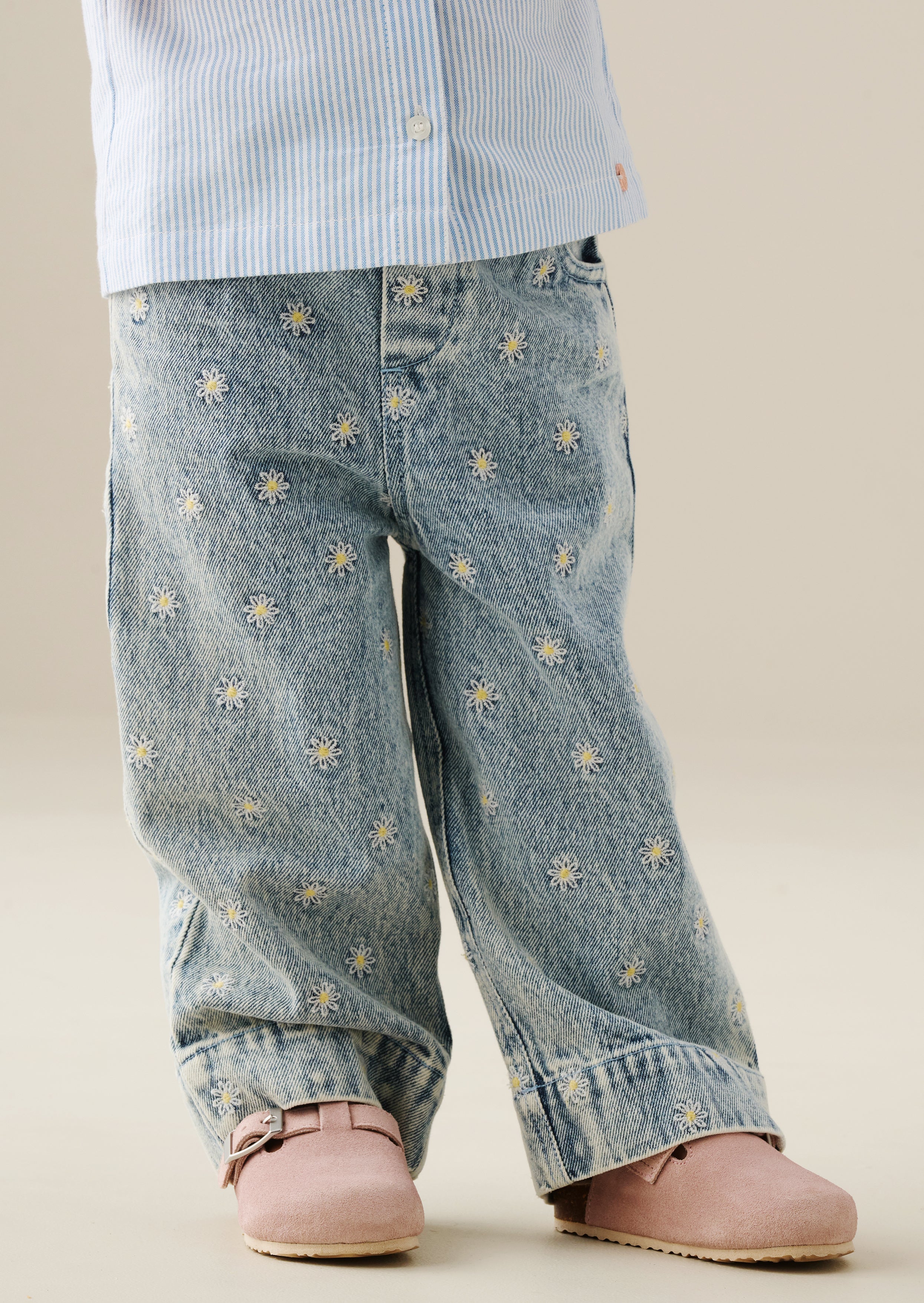 Jeans a gamba larga con margherite ricamate Kiki