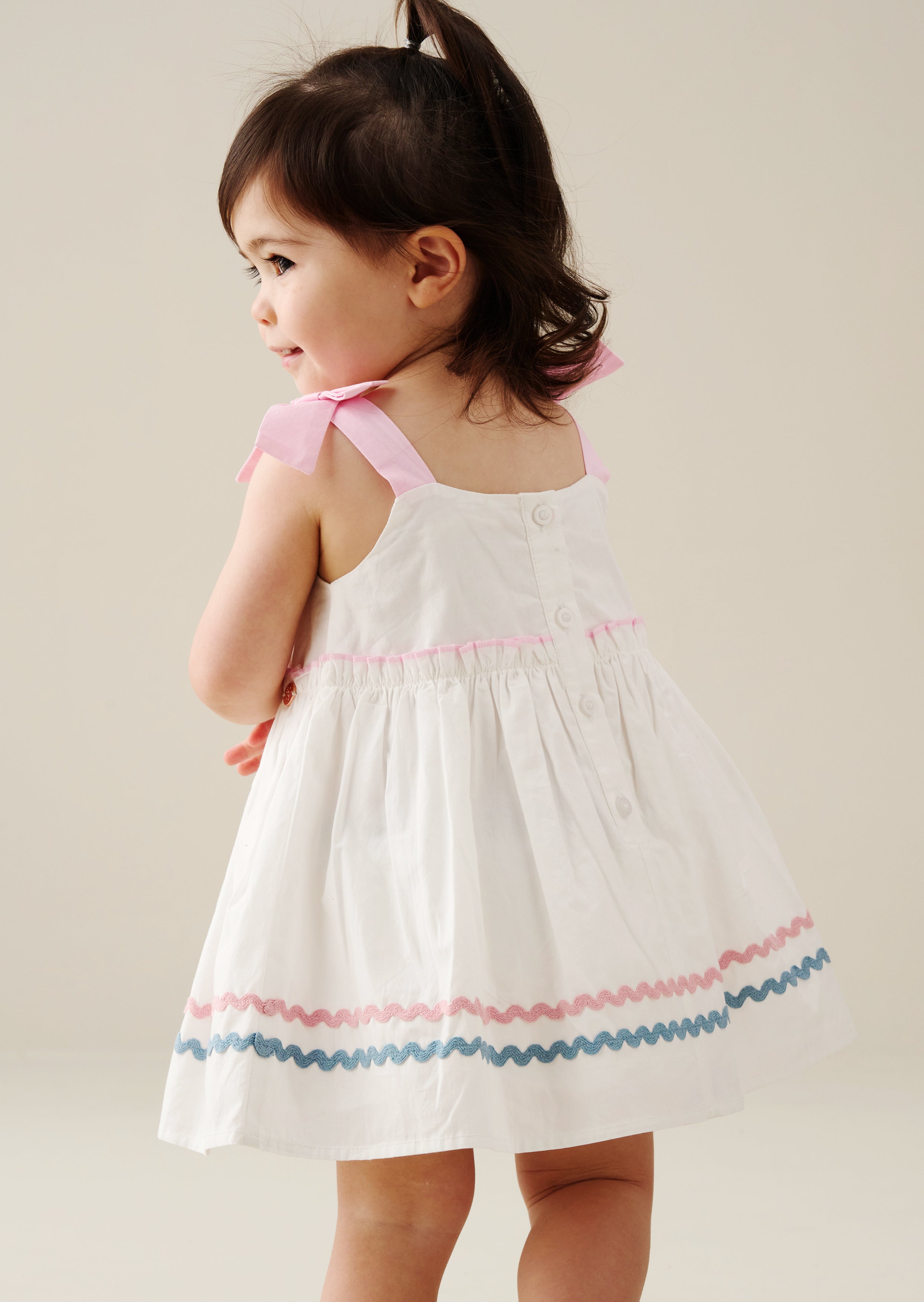 فستان كيرا مزين بحافة ريك راك وكشكش مع سروال داخلي