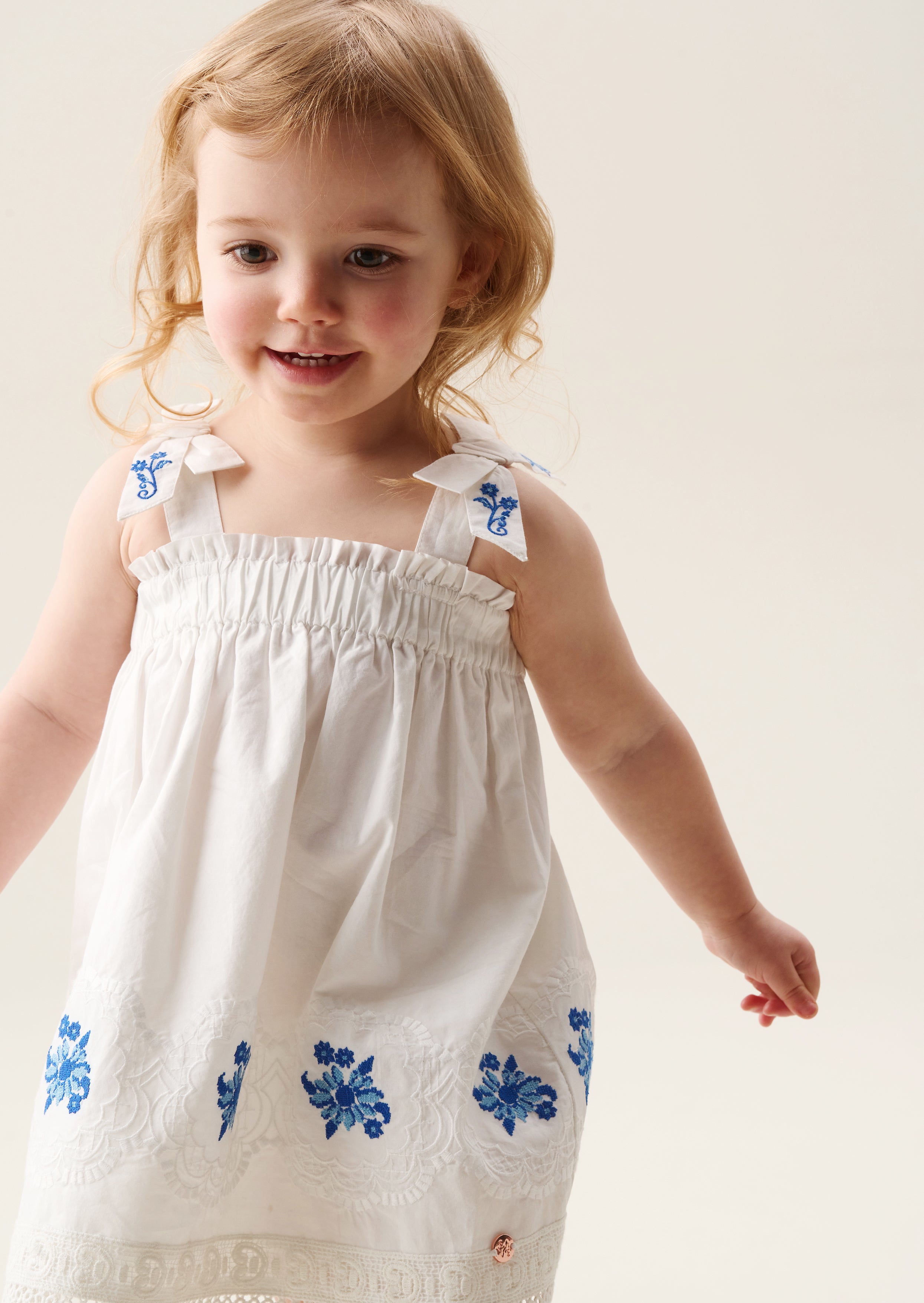 Alessia besticktes Kleid mit gewelltem Saum