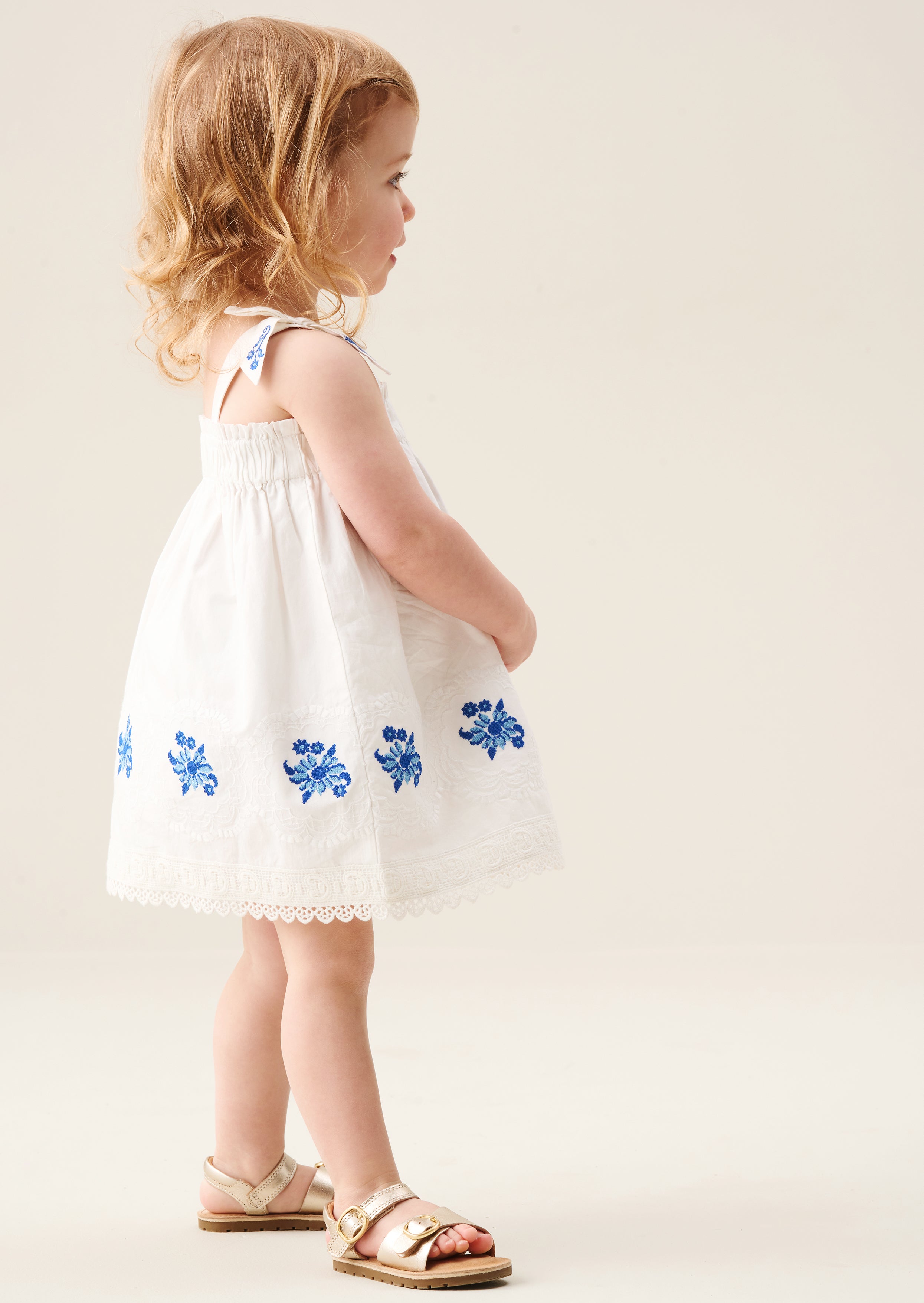 שמלת אלסיה רקומה עם קצוות גליים