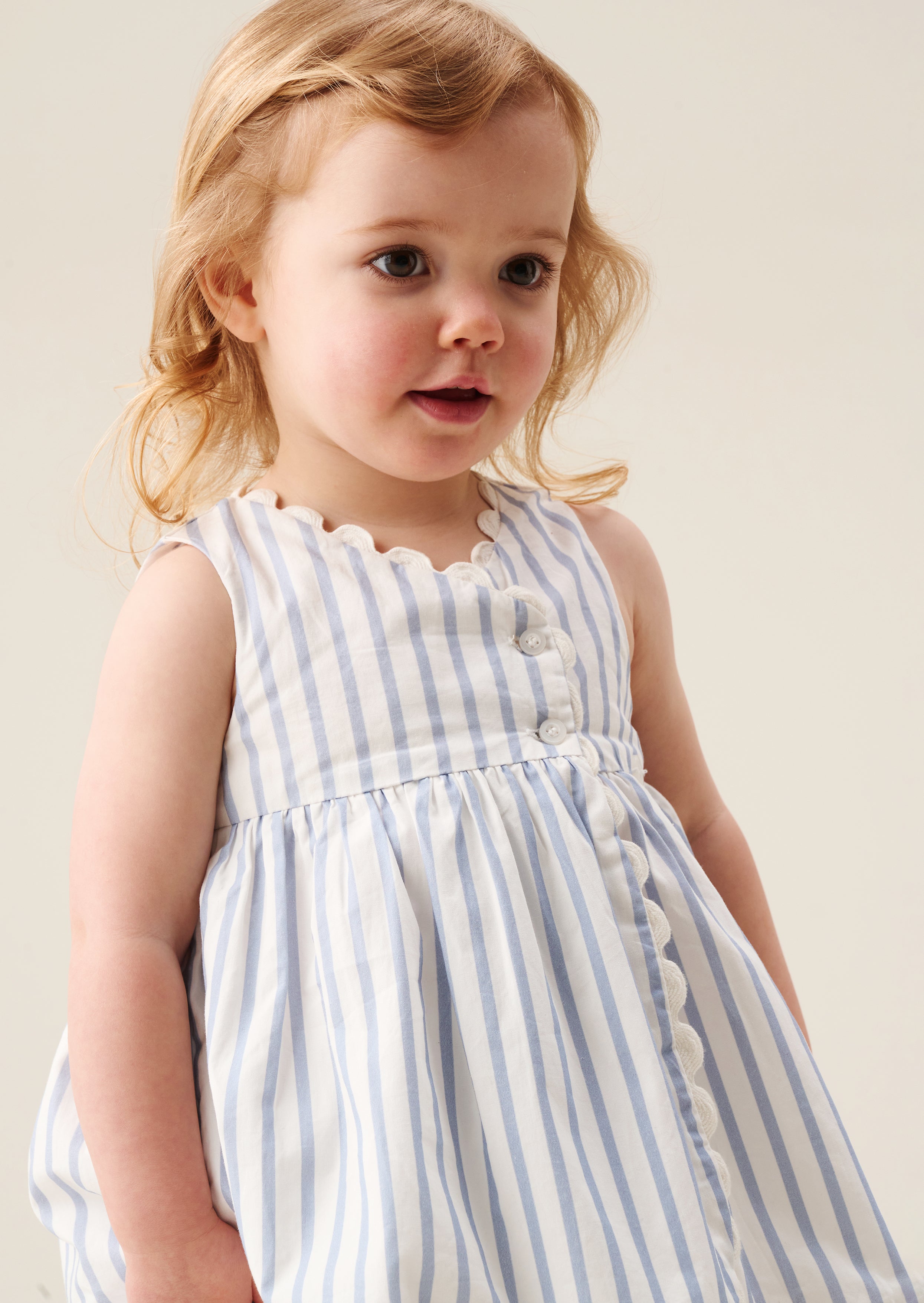 فستان ماجي مخطط بحواف متموجة