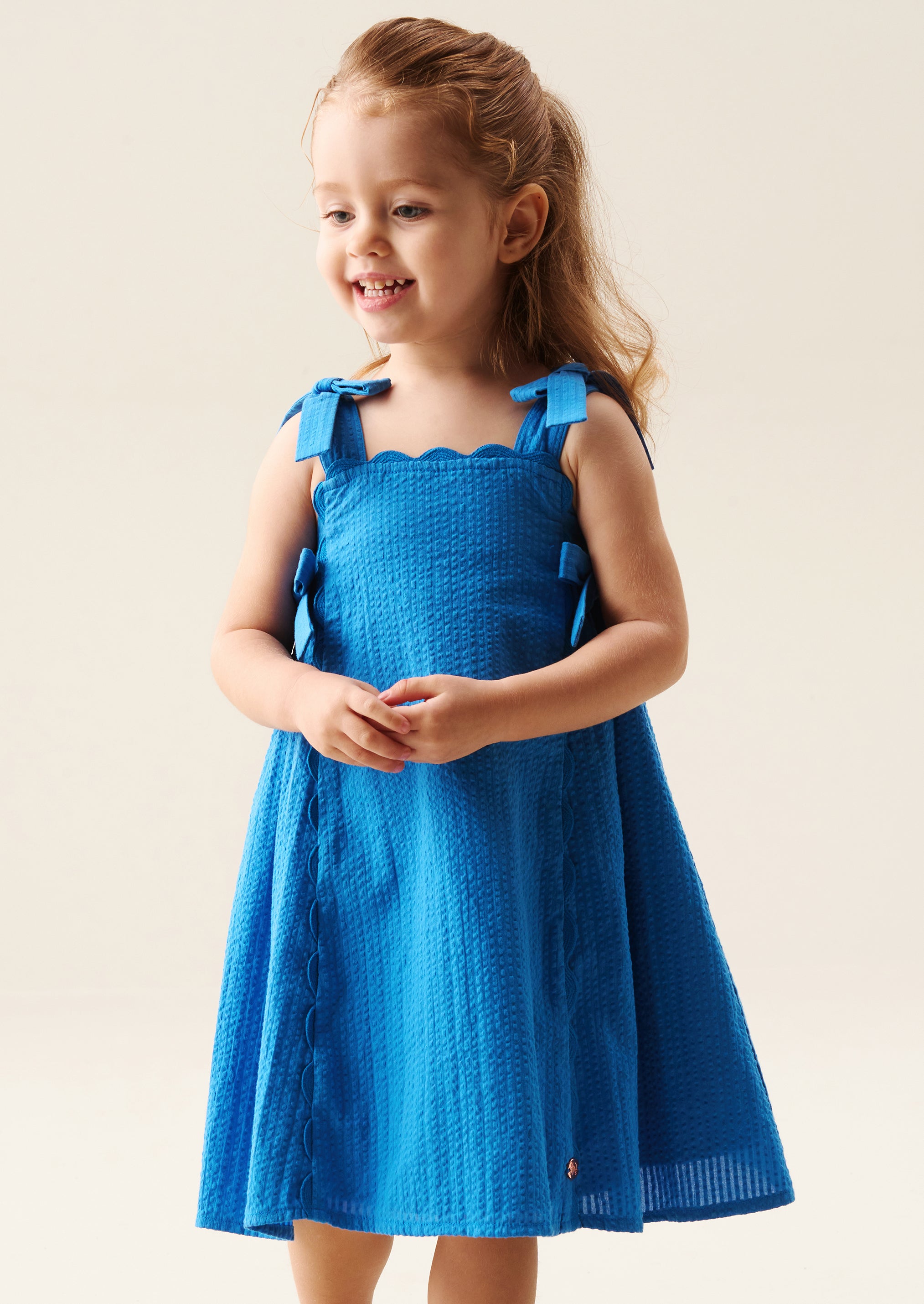 Matilda Blaues Kleid mit gewelltem Schleifenbesatz