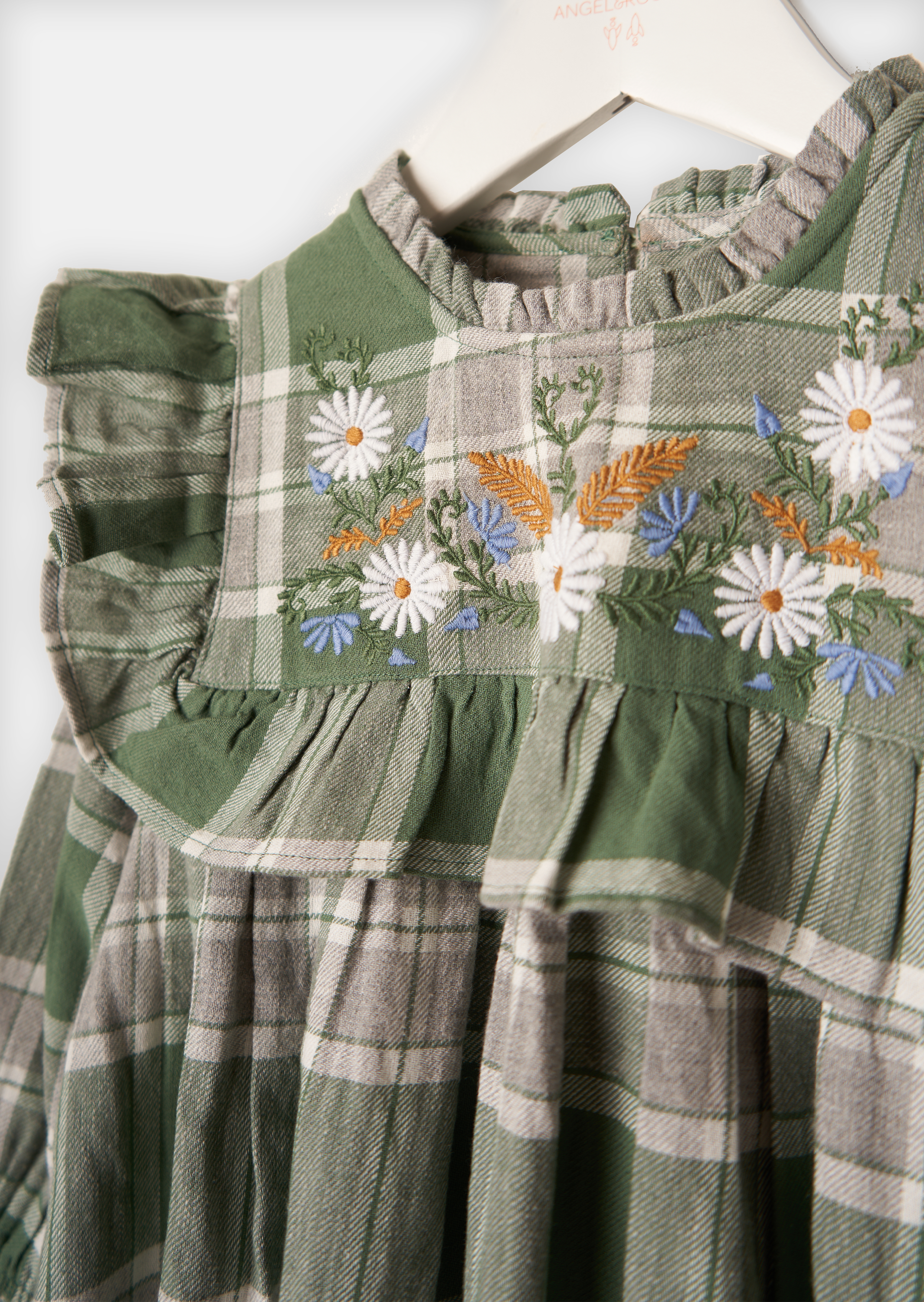Theodora Farn besticktes Dotterkleid