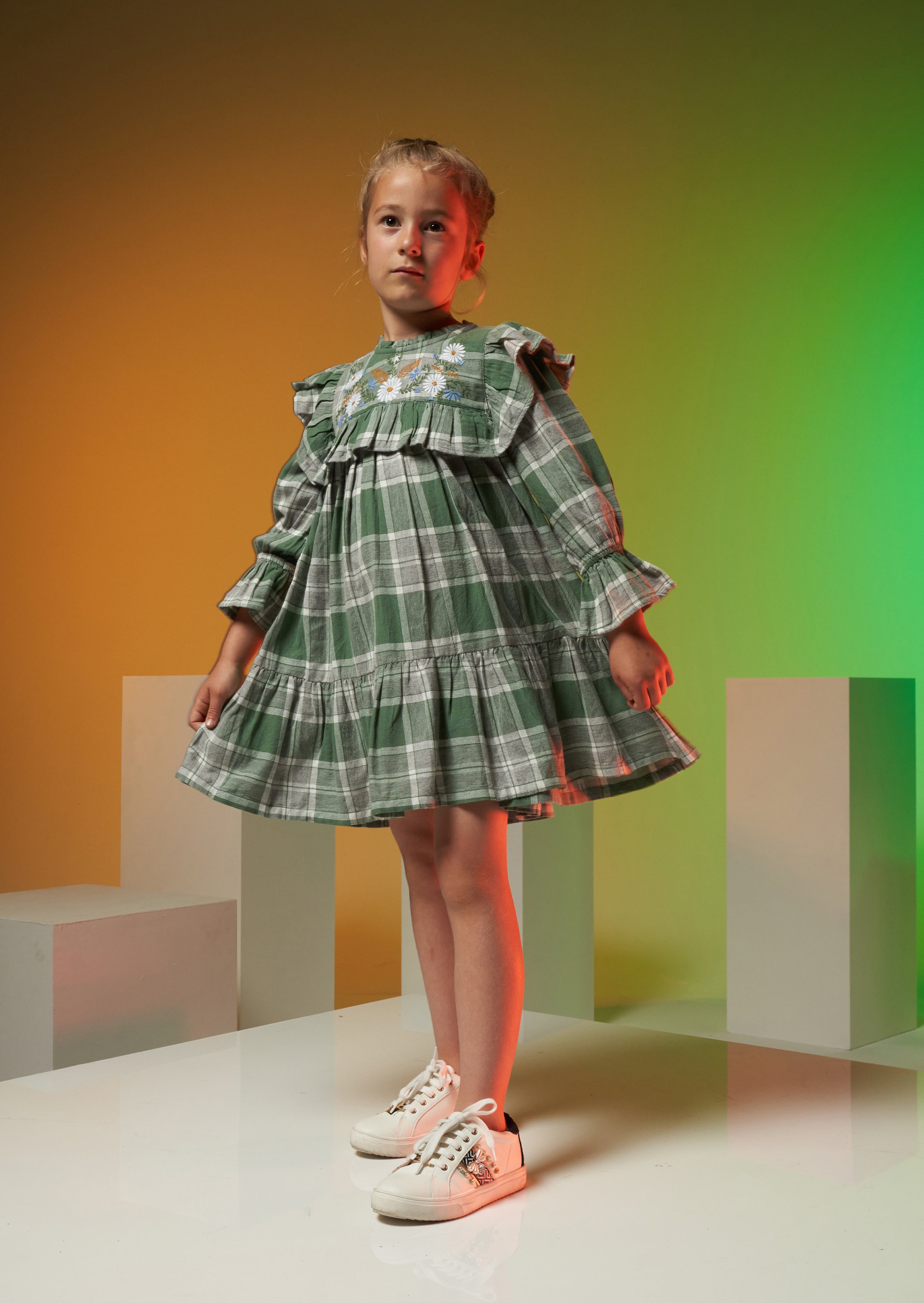 Theodora Farn besticktes Dotterkleid