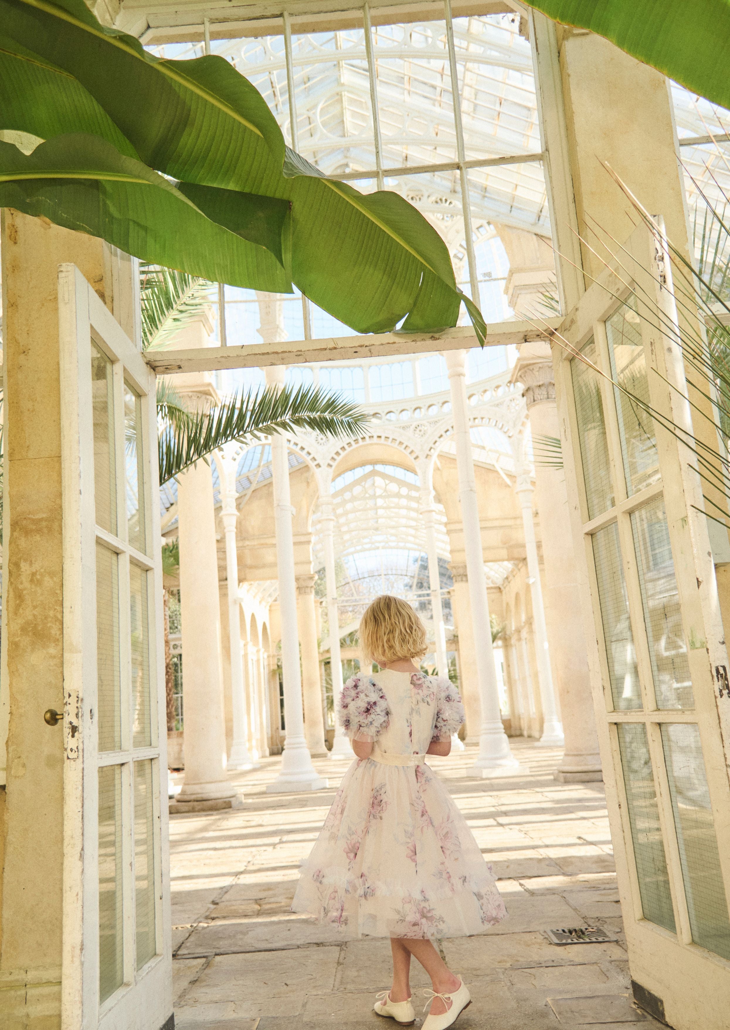 Sukienka z siateczki Florence Blush z falbankowymi rękawami