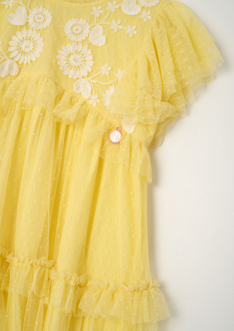 فستان لويزا باللون الأصفر والتطريز على الشبكة