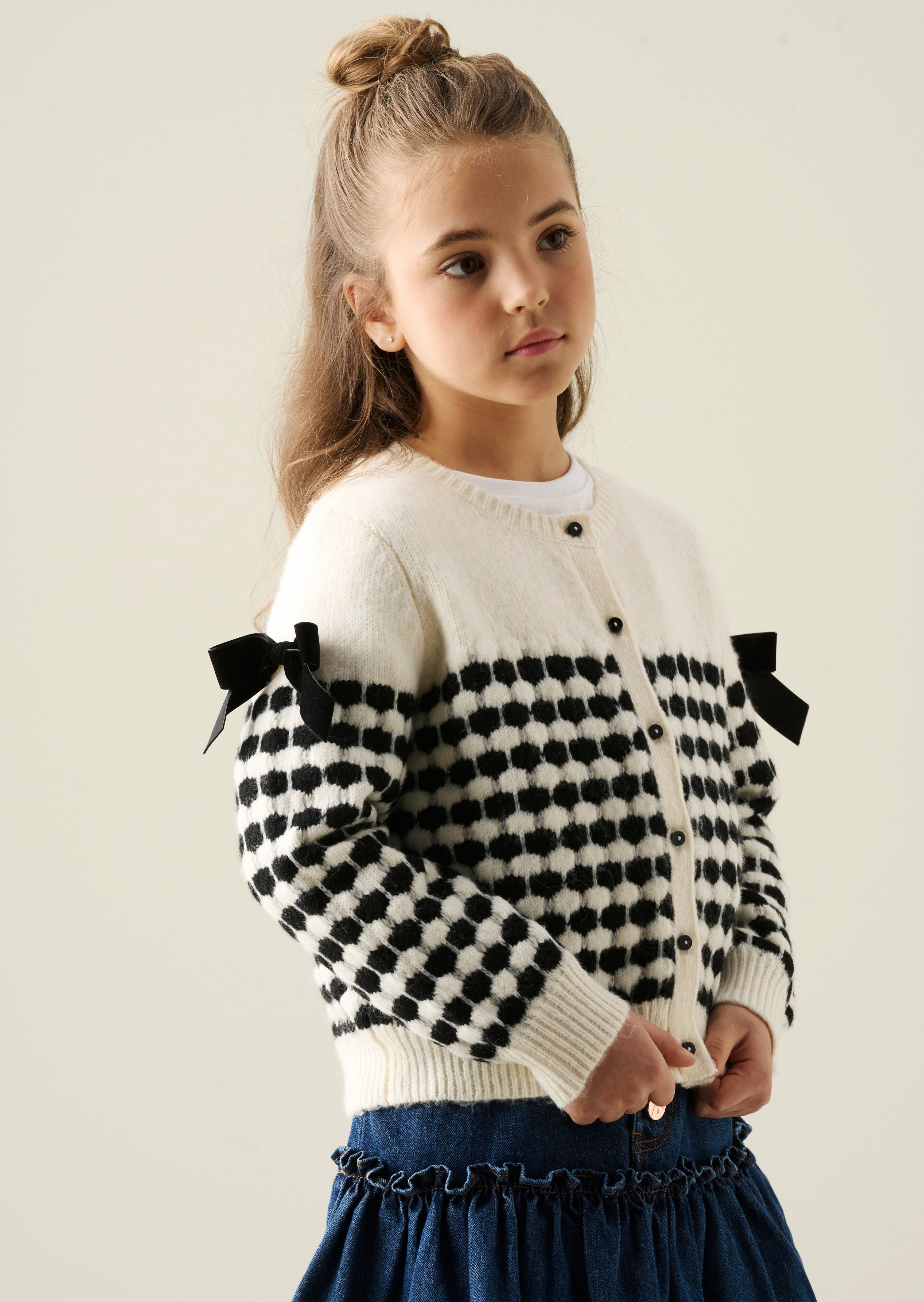 Nina Strickjacke mit Schleifendetail