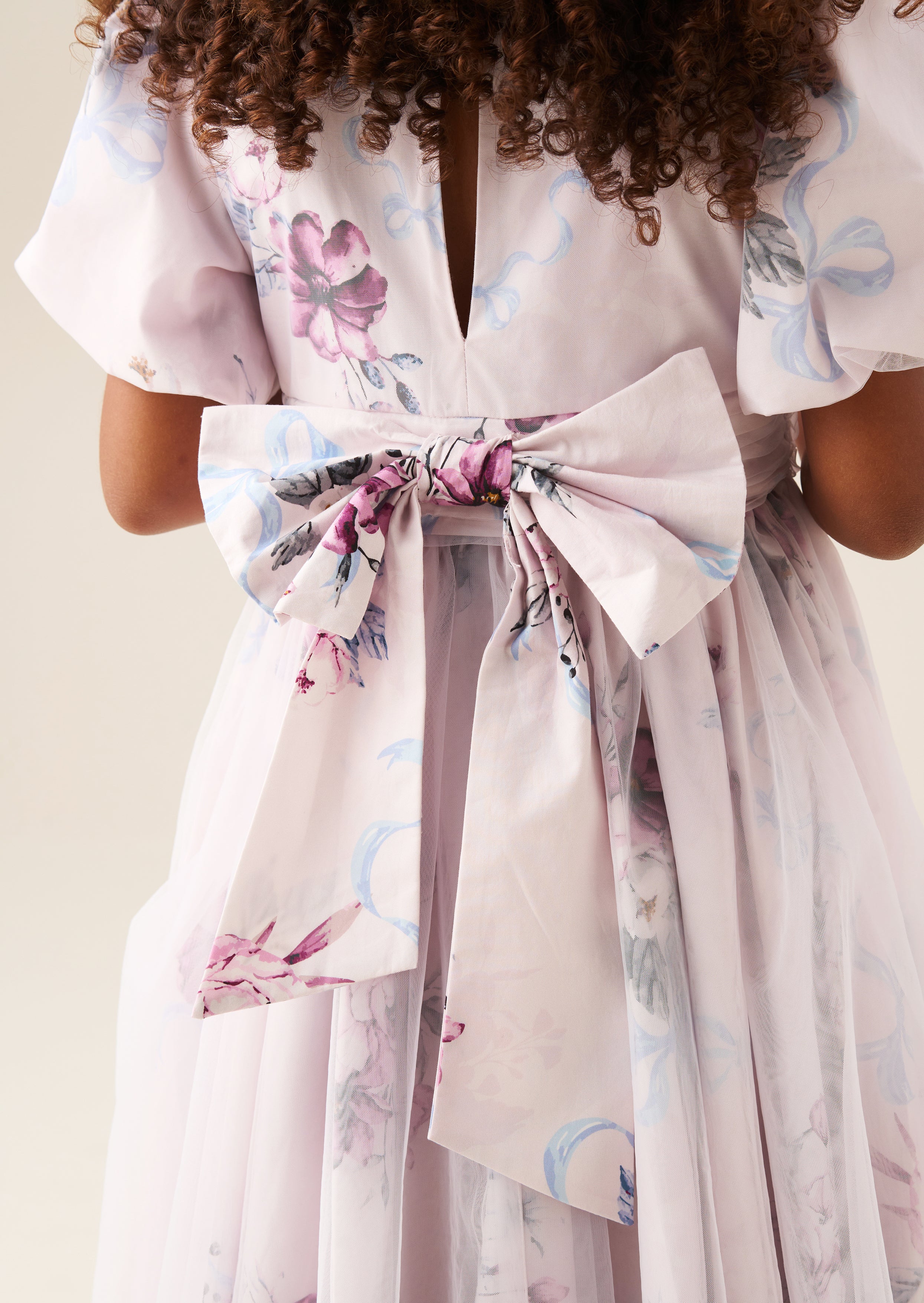 Vestito con stampa floreale e sovrapposizione in tulle rosa