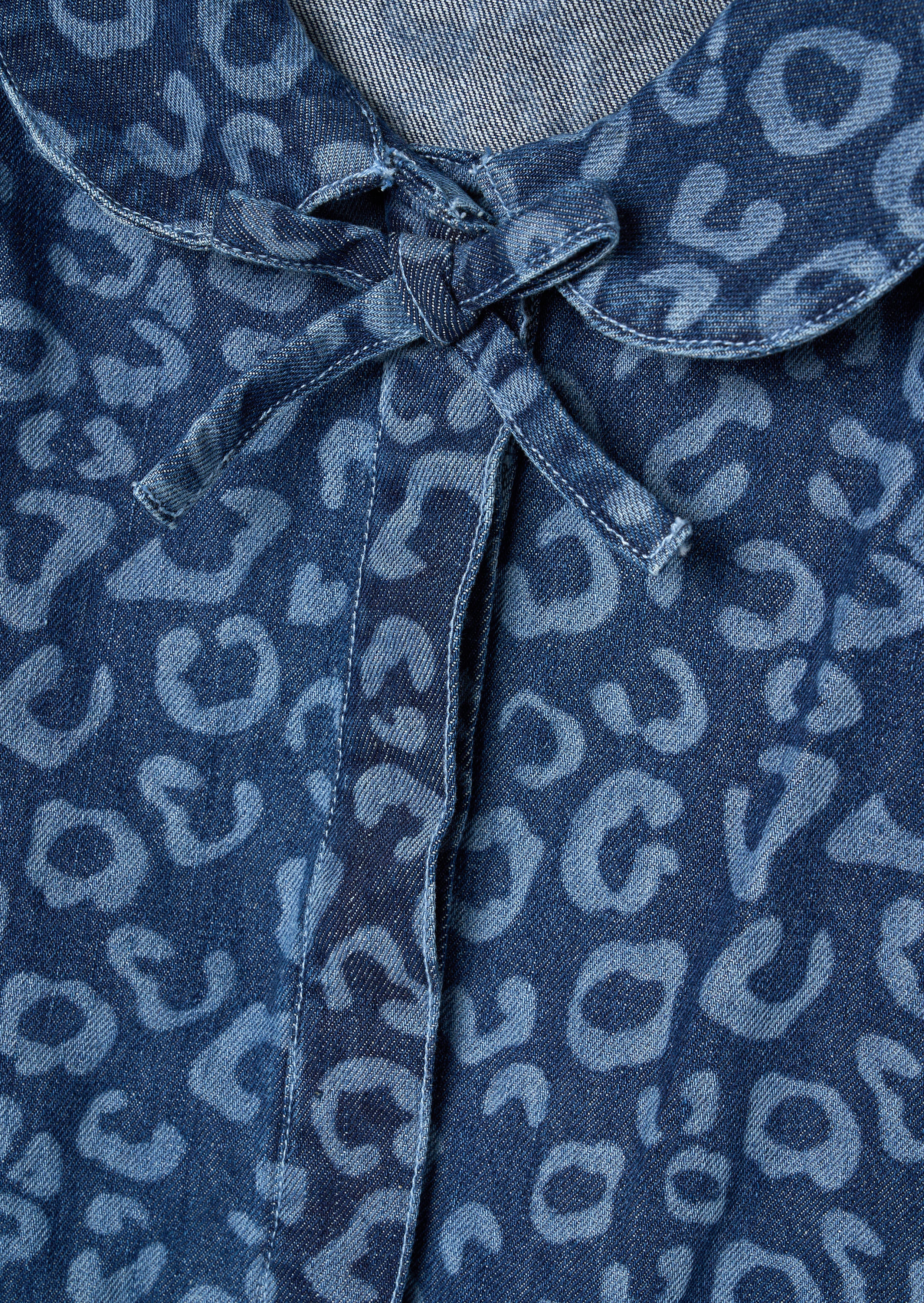 فستان ساورسي مخطط بنقشة الفهد وياقة دنيم