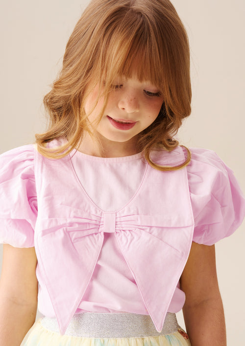Maglietta Tilly con colletto rosa a fiocco e maniche a sbuffo