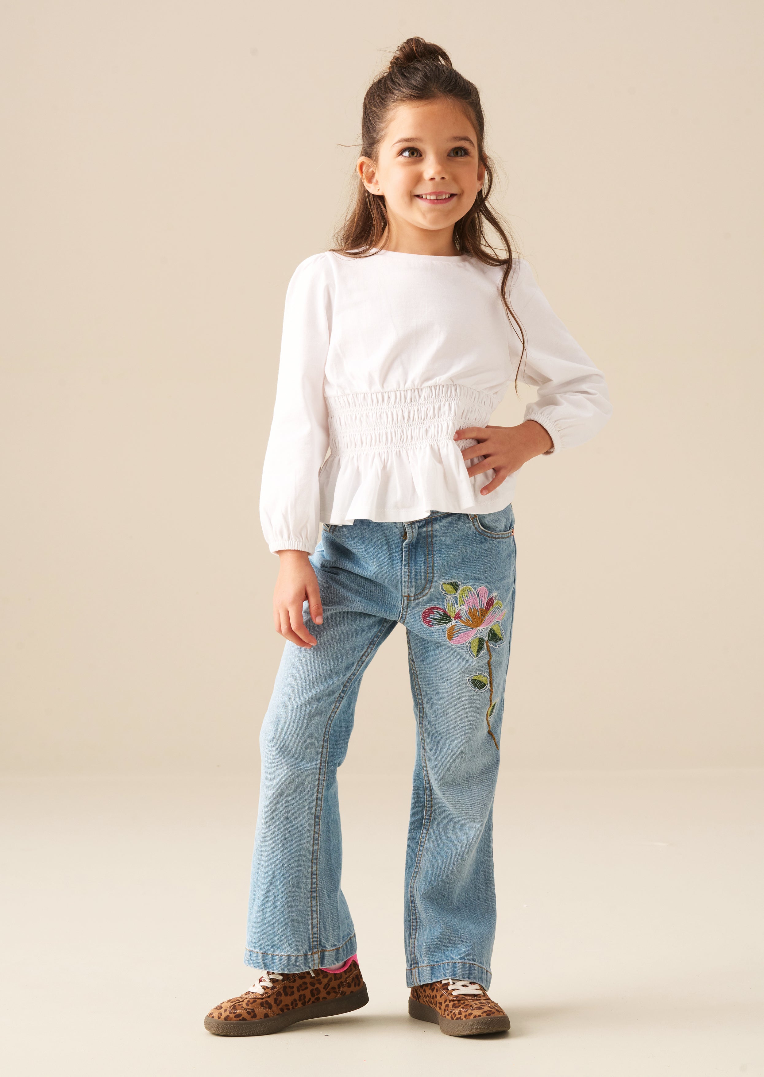 Millie bestickte ausgestellte Jeans aus Denim