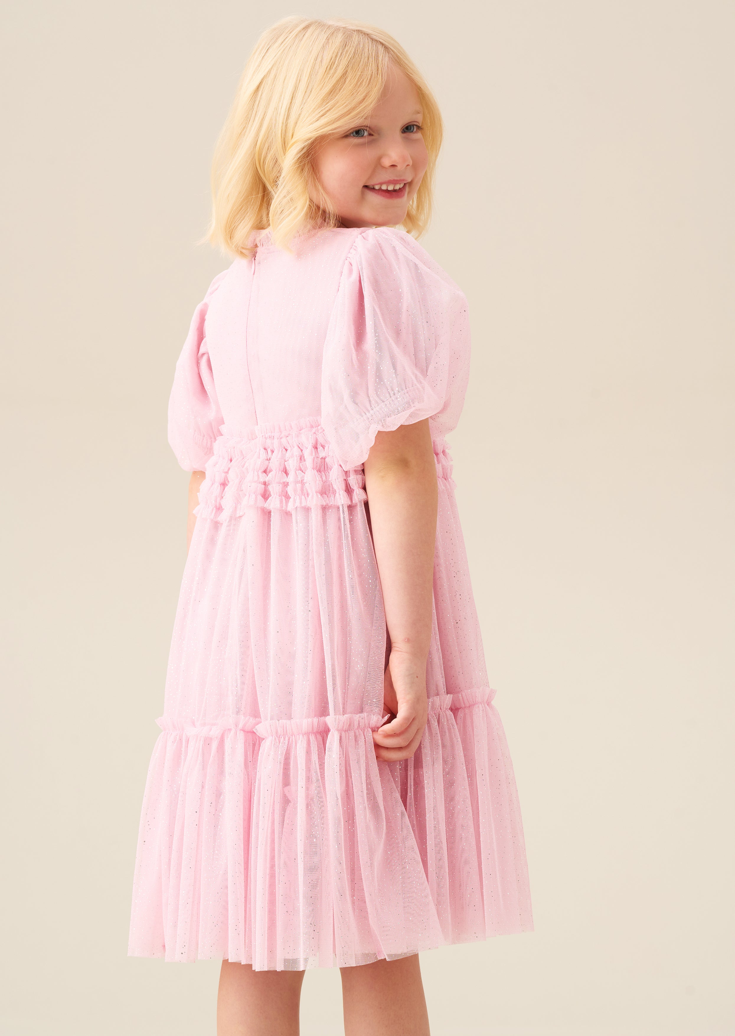 فستان ماديسون بشراشيب عند الخصر وأكمام منفوخة وشبك