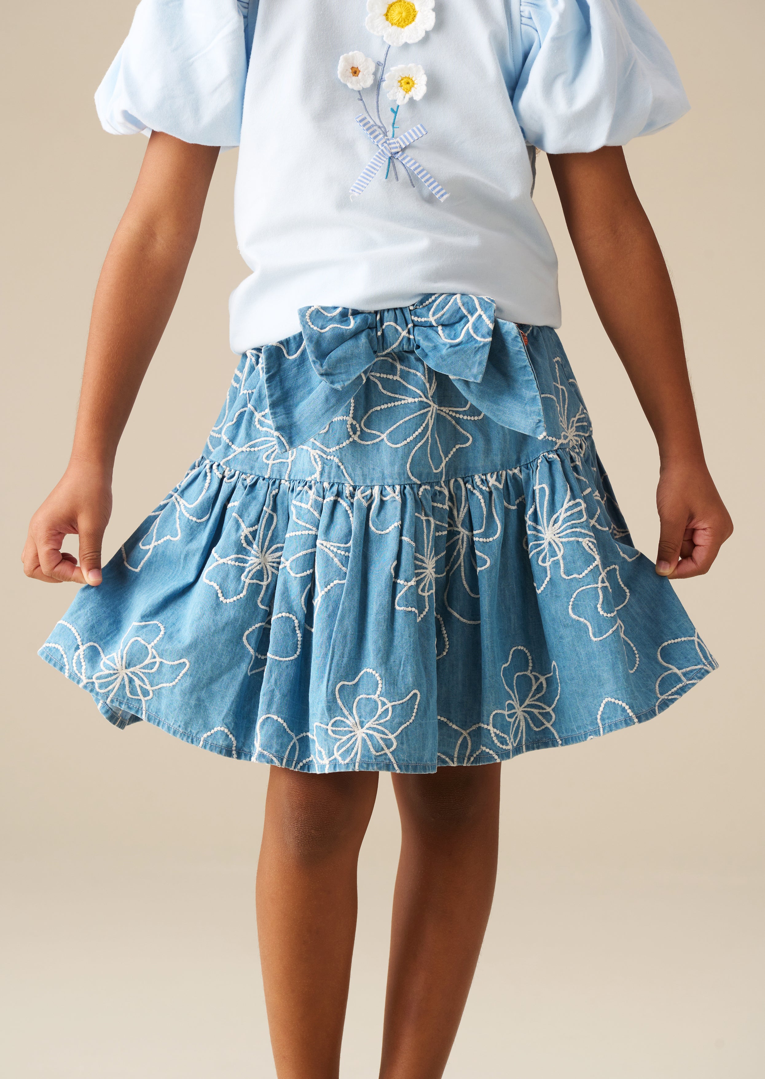 تنورة دينيم مزينة بتطريز مايا مع فيونكة