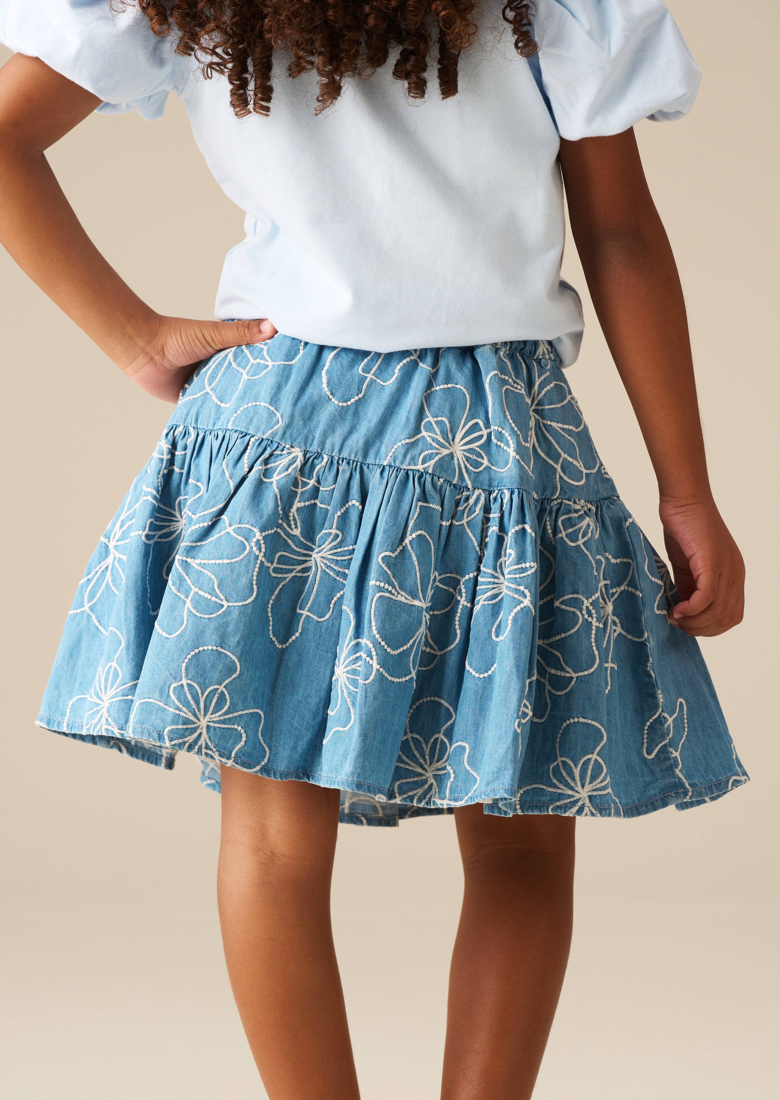 تنورة دينيم مزينة بتطريز مايا مع فيونكة