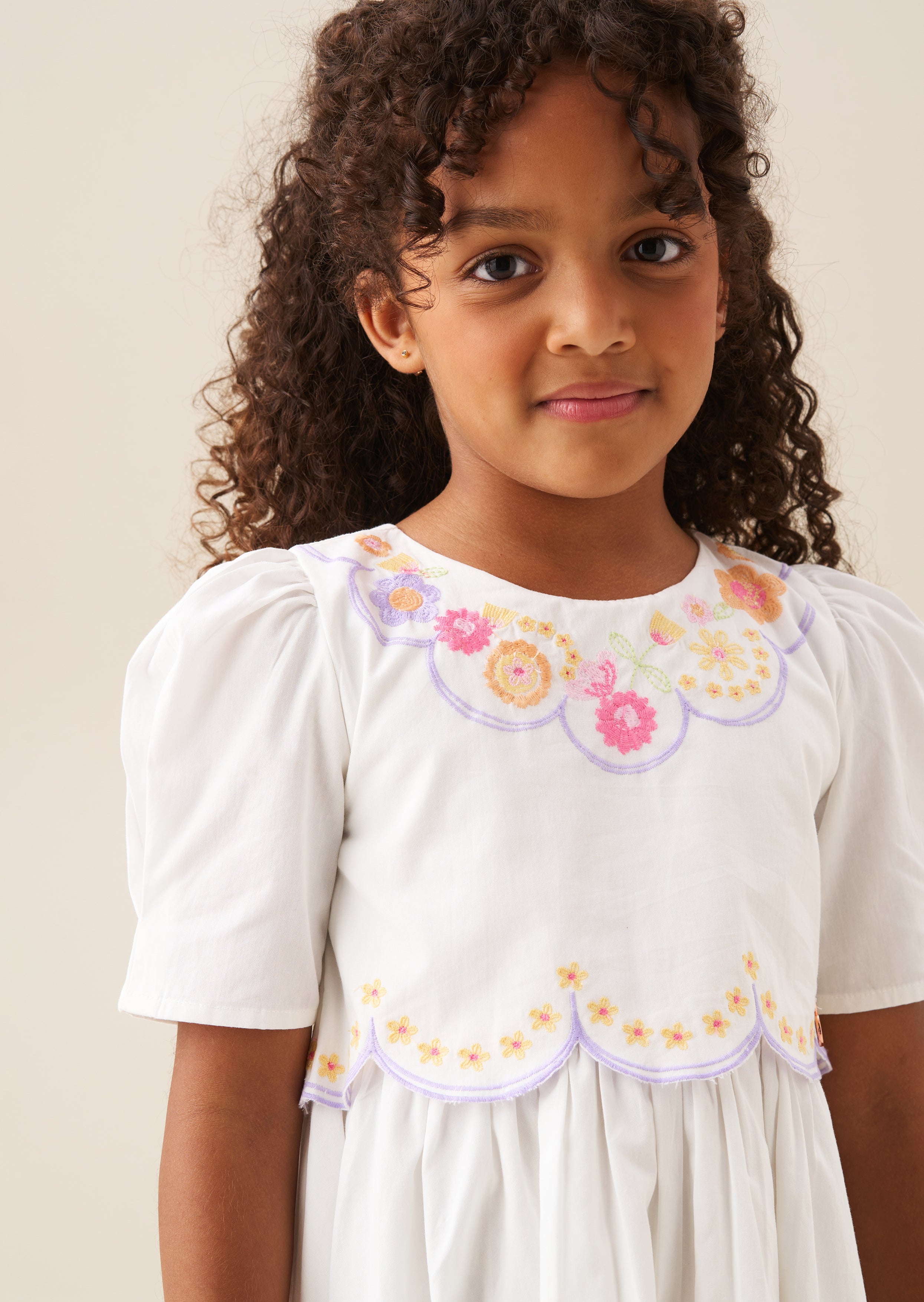 فستان جابي المطرز بالزهور