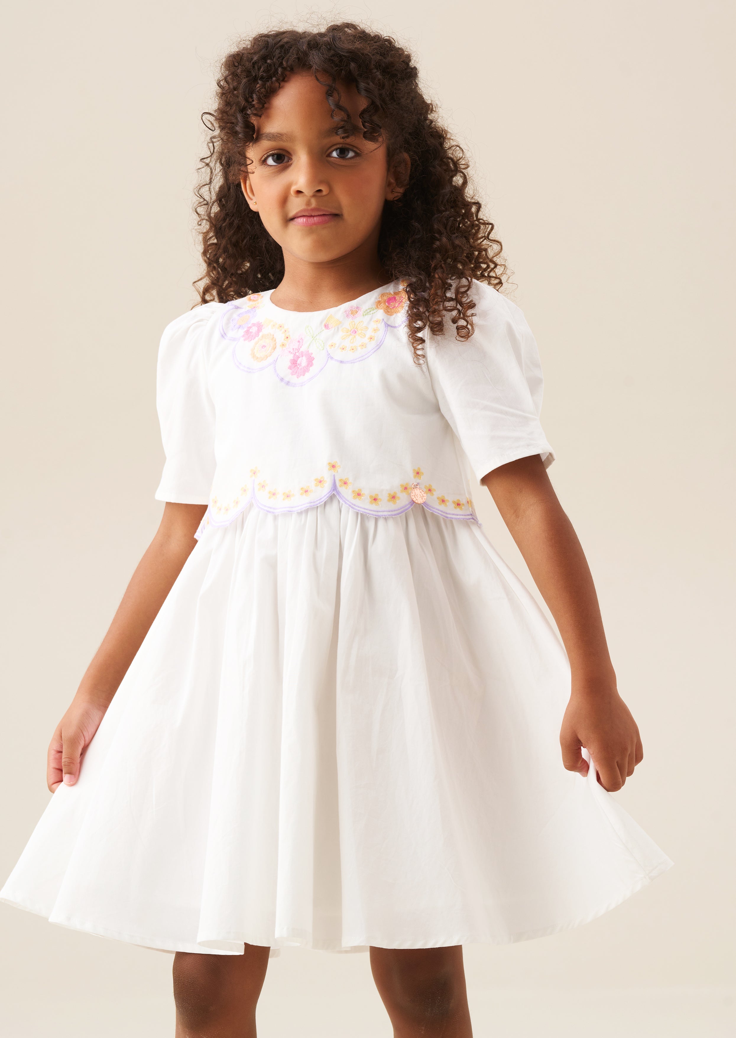 فستان جابي المطرز بالزهور