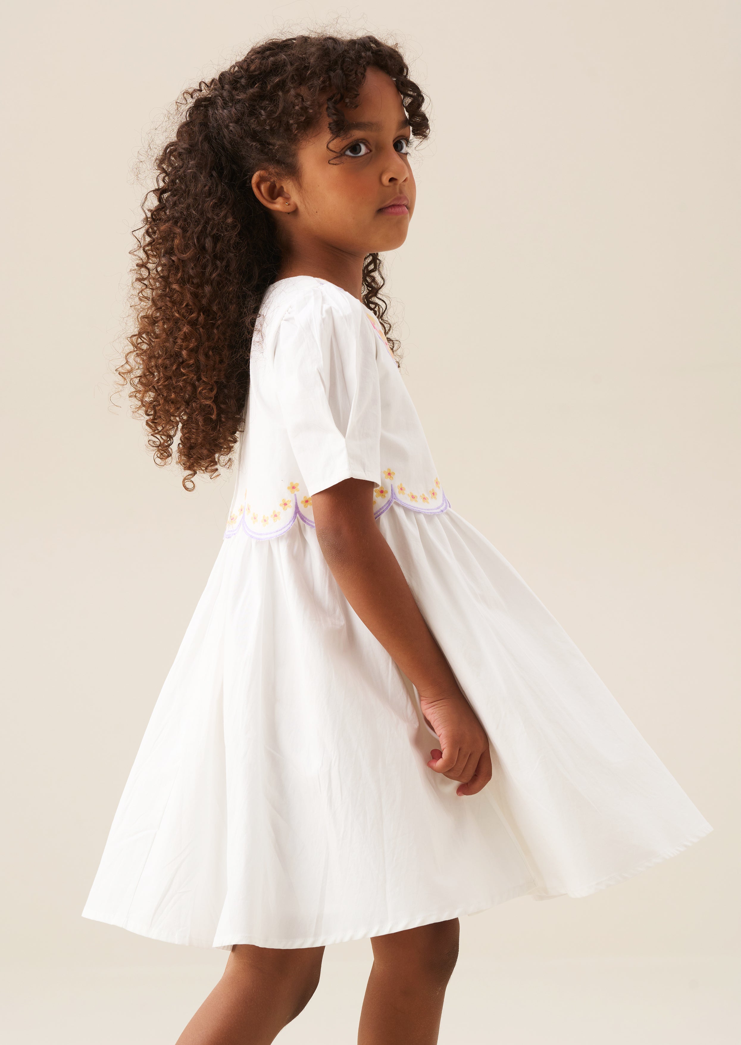 فستان جابي المطرز بالزهور