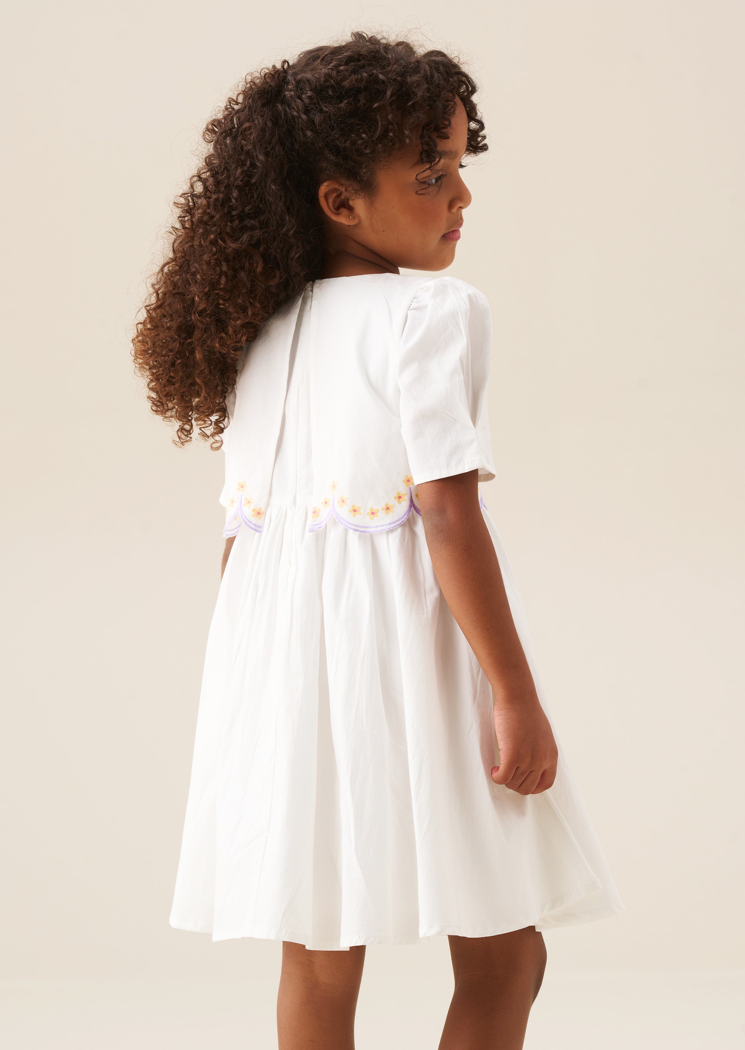 فستان جابي المطرز بالزهور