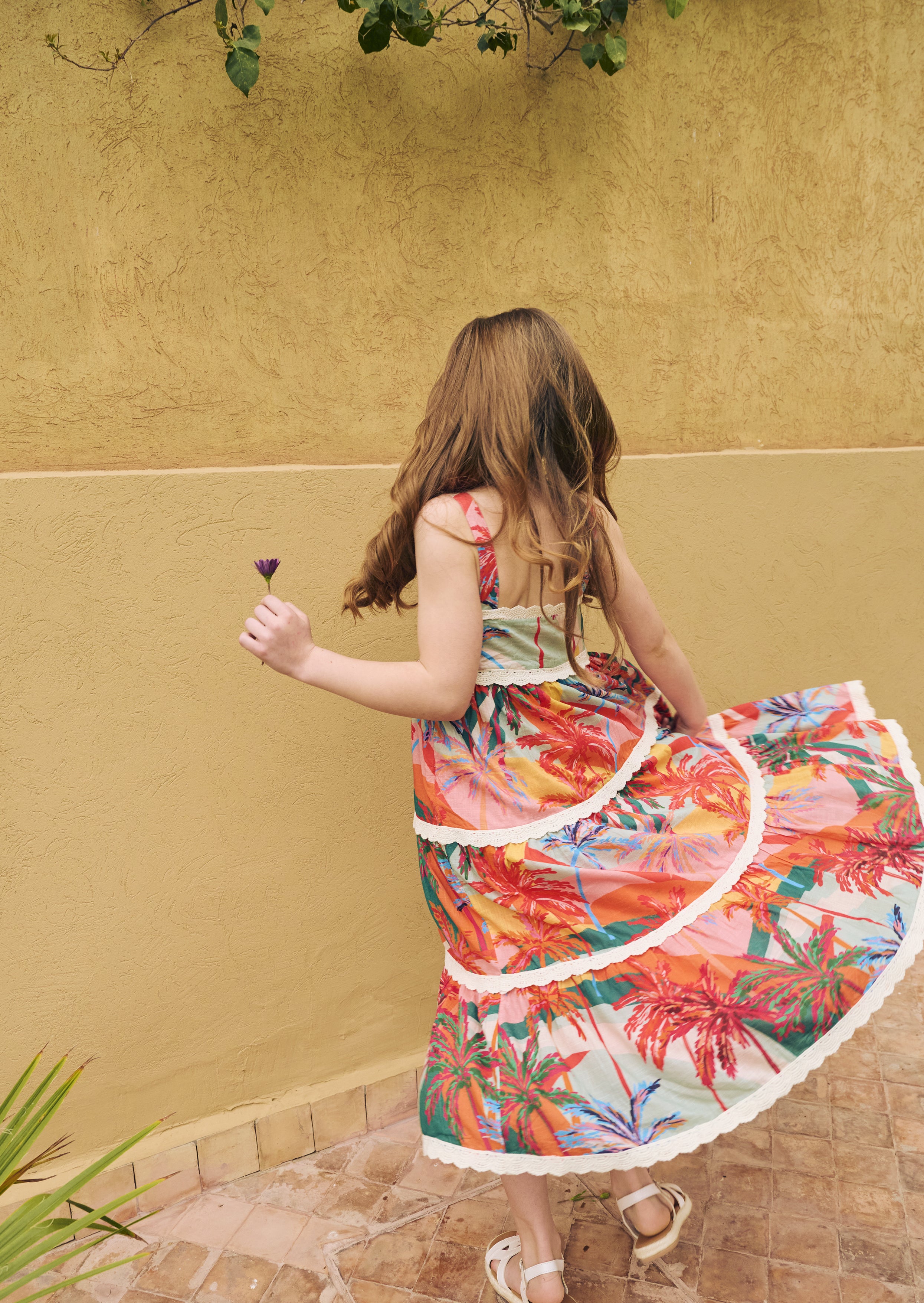 فستان كينسلي بطبعة النخيل مع حافة دانتيل متعددة الطبقات