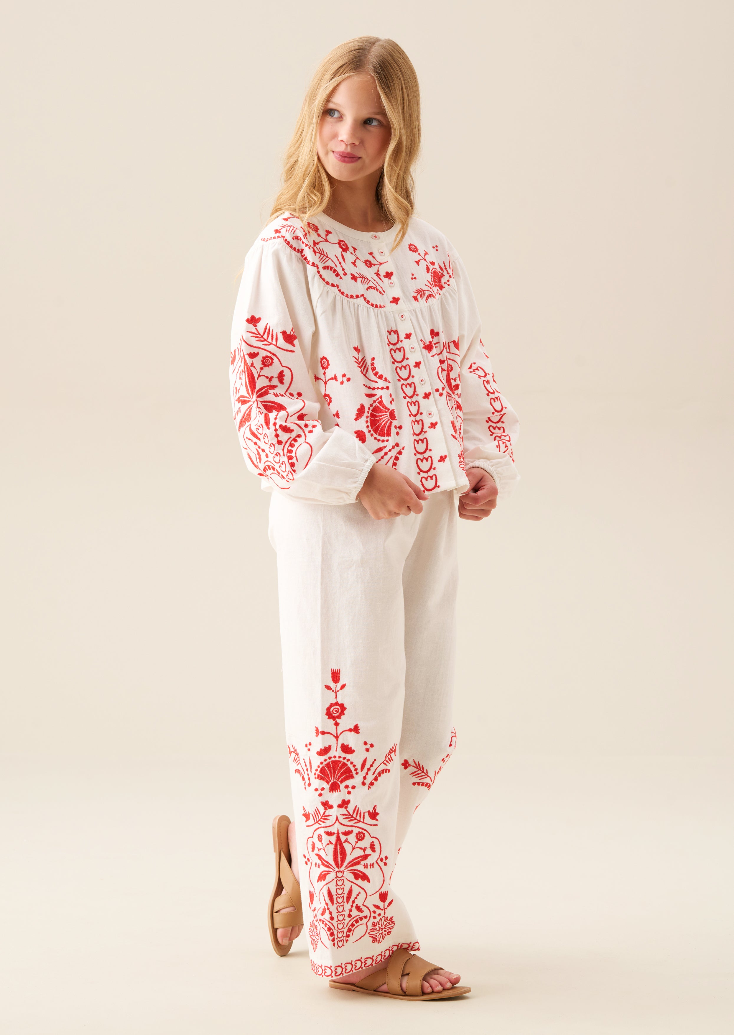 بلوزة بيبا المطرزة