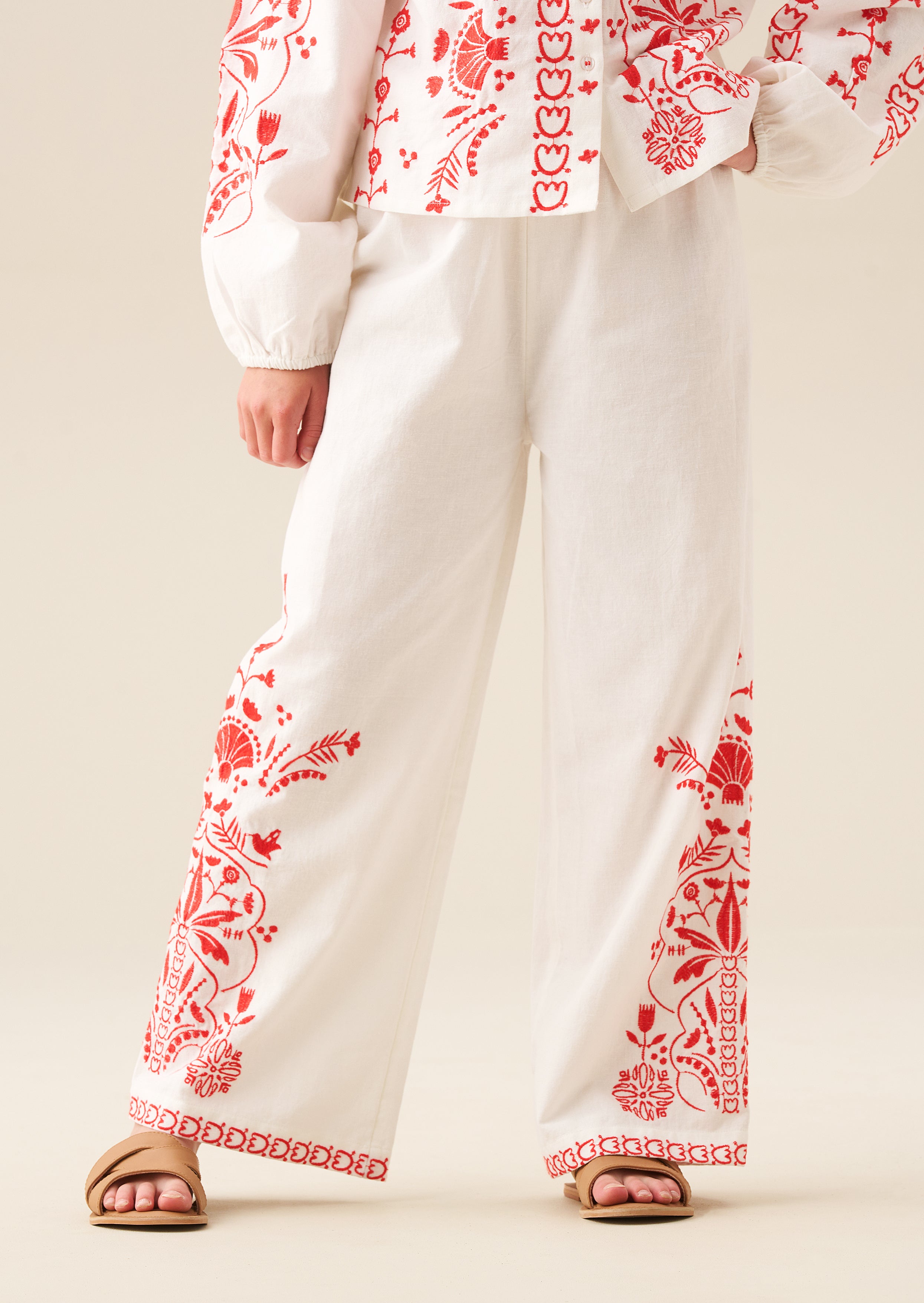 بنطلون بيبا المطرز بحزام عند الخصر