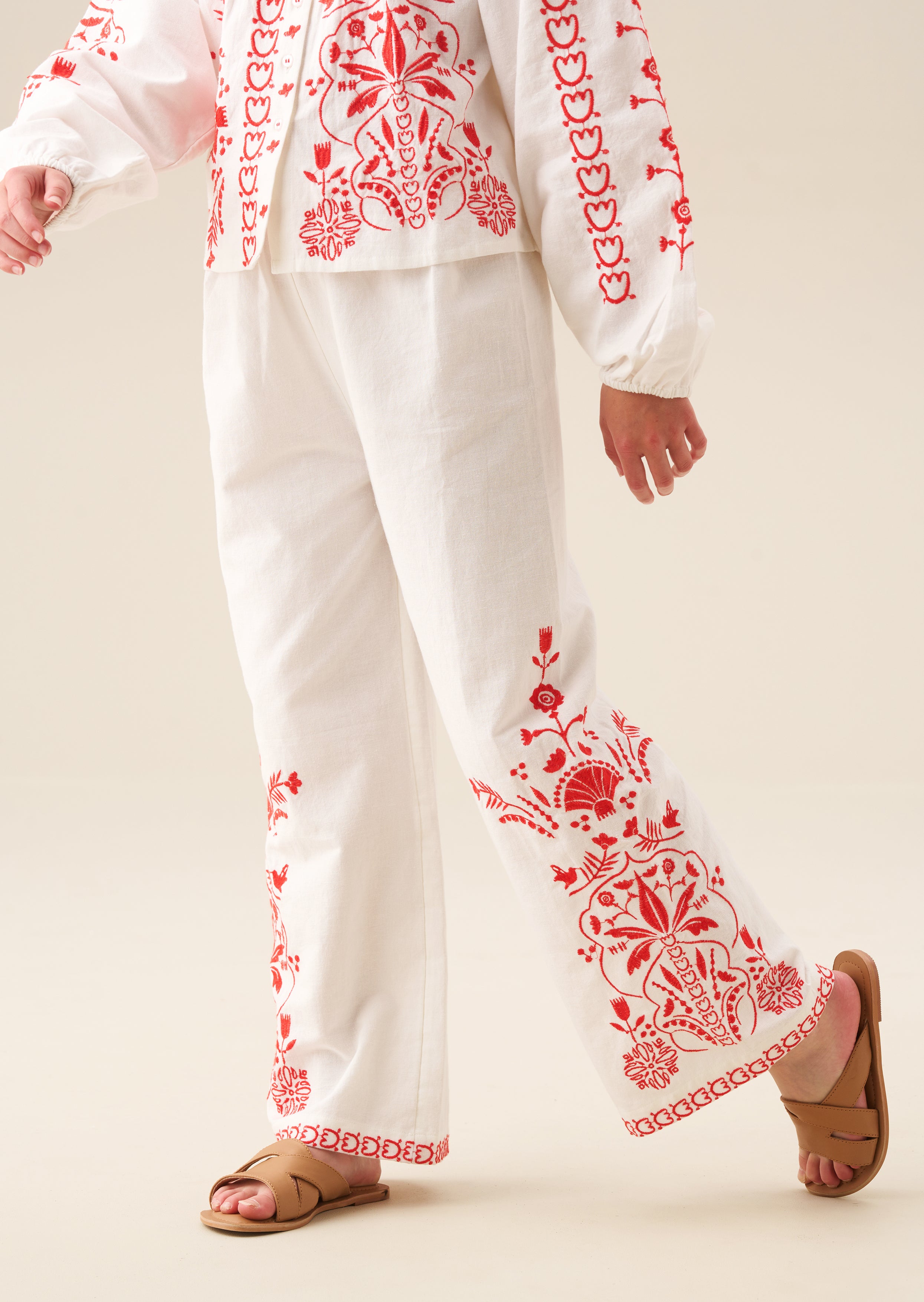 بنطلون بيبا المطرز بحزام عند الخصر